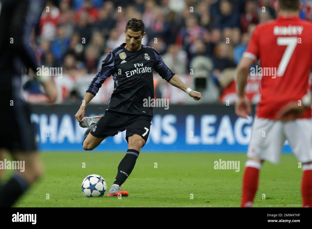 Real Madrid's Cristiano Ronaldo kicks the ball during the Champions League quarterfinal first leg soccer match between FC Bayern Munich and Real Madrid, in Munich, Germany, Wednesday, April 12, 2017. (AP Photo/Matthias Schrader) Stockfoto