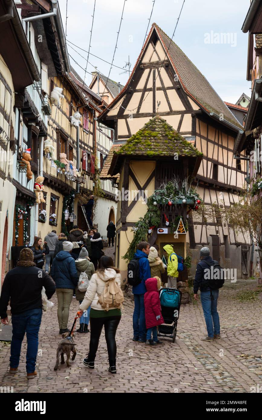 Eguisheim, Frankreich - 12 27 2022: Eguisheim, das schönste Dorf Frankreichs Stockfoto