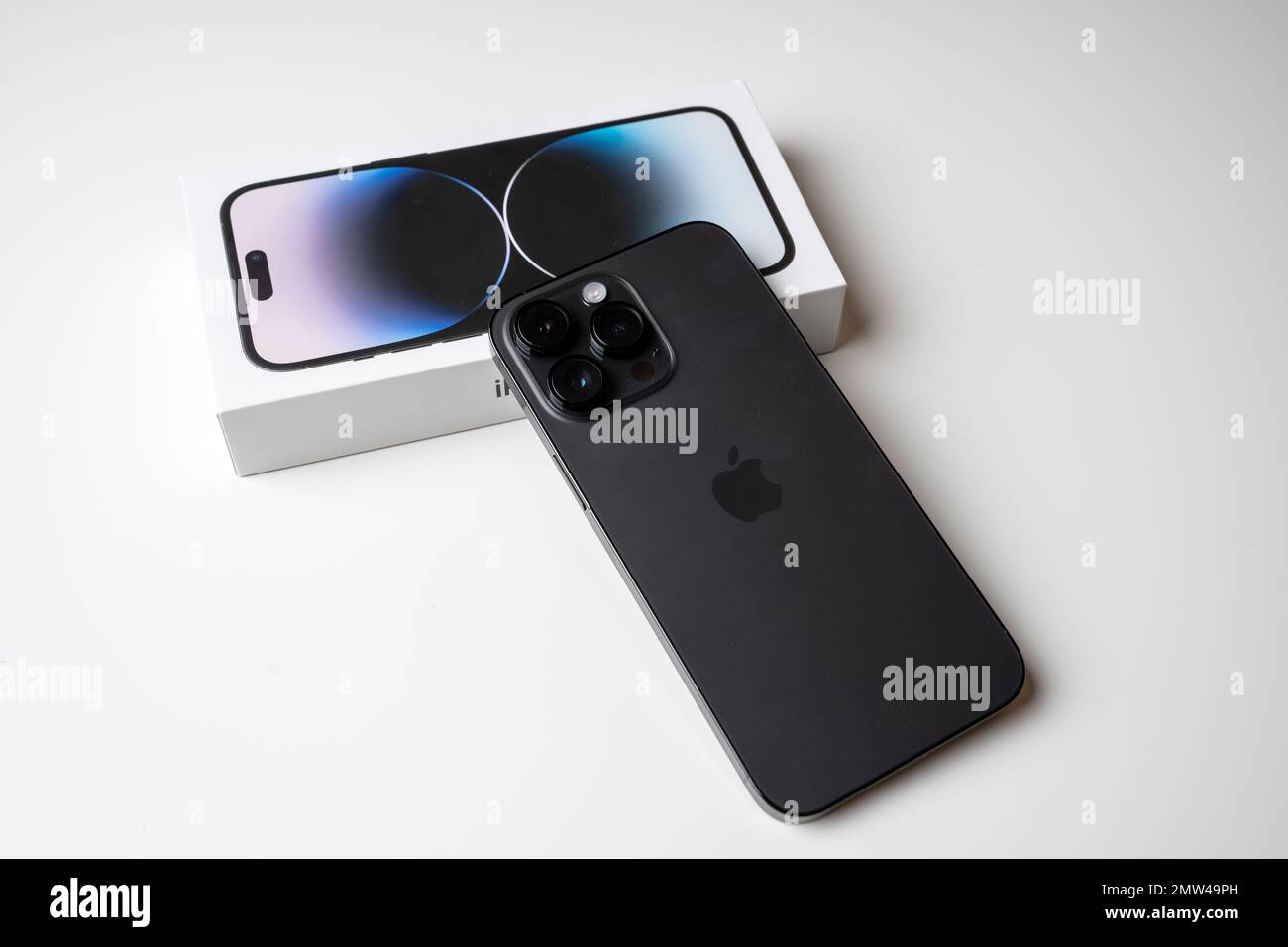 Apple iPhone 14 Pro Max, Space Black, Smartphone mit 3 Kameras, ausgepackt, isoliert auf weißem Hintergrund. Stockfoto