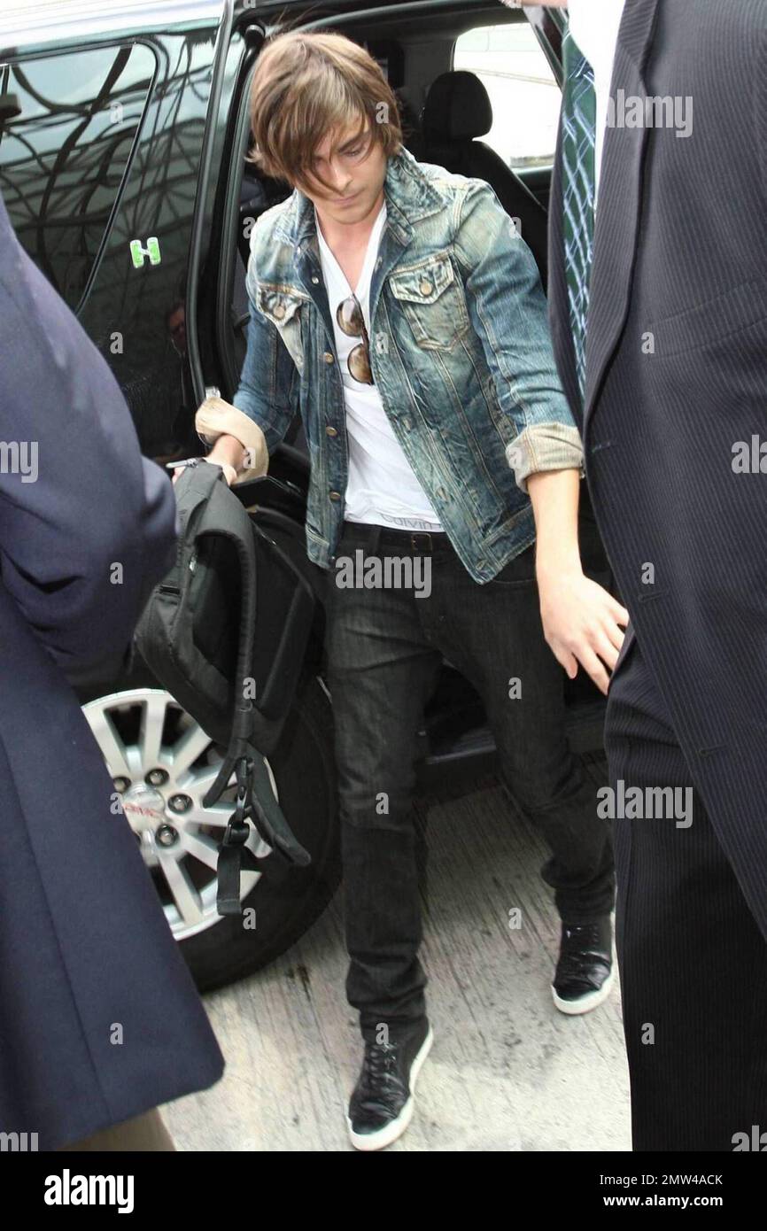 Zac Efron kommt an, um seinen Flug am Los Angeles International Airport zu erwischen. Efron wirbt gerade für seinen neuen Film '17 Again'. Los Angeles, Kalifornien. 4/24/09. Stockfoto