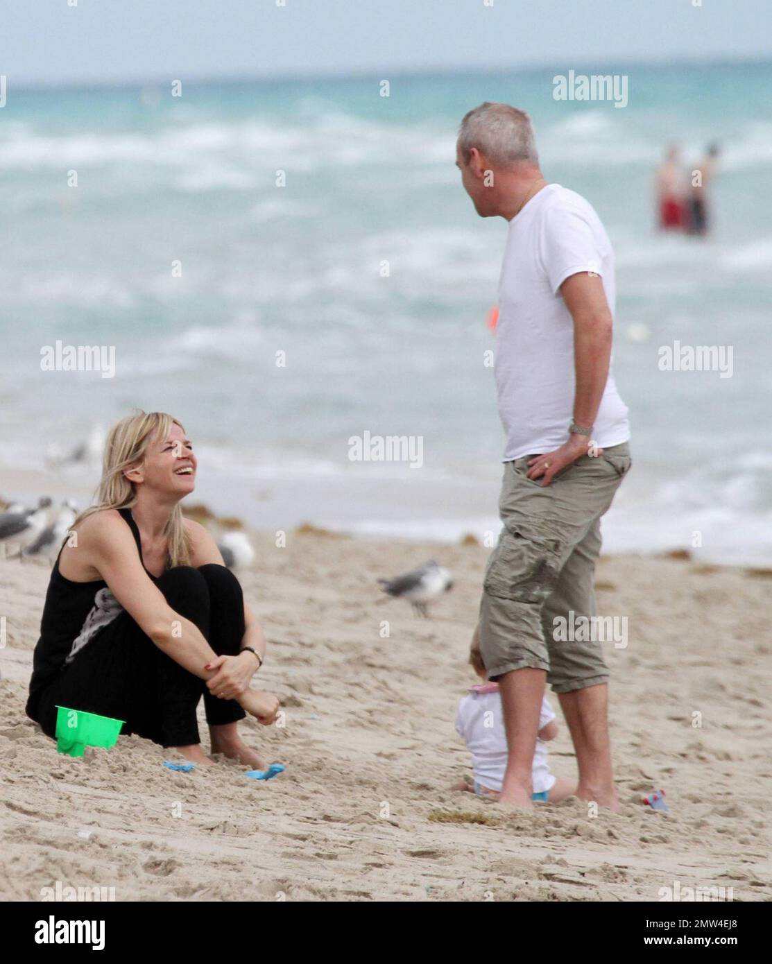 EXKLUSIV!! Die britische Fernsehpersönlichkeit Zoe Ball hat einen lustigen Familientag am Strand mit Ehemann Norman Cook (alias Fatboy Slim), dem 10-jährigen Sohn Woody und der 11 Monate alten Tochter Nelly. Die Familie sah sehr glücklich aus, als sie im Sand spielten und Sandburgen mit Freunden an einem kalten Tag in Miami bauten. Miami Beach, Florida 12/30/10. Stockfoto