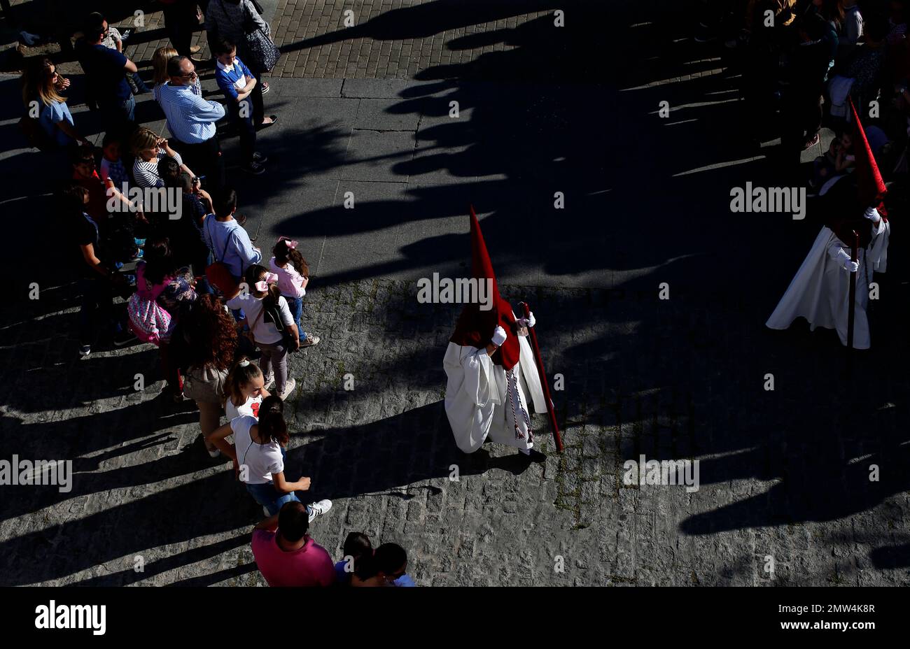 Hooded penitents from "Vera Cruz" brotherhood take part during a Holy Week procession in Cordoba, Spain, Monday, April 10, 2017. Hundreds of processions take place throughout Spain during the Easter Holy Week. (AP Photo/Manu Fernandez) Stockfoto
