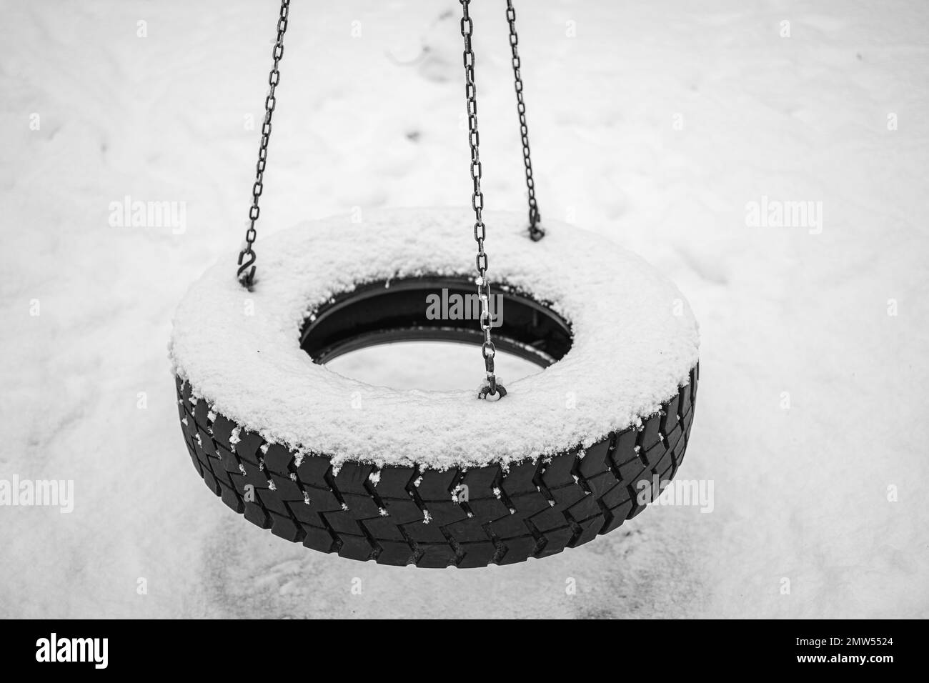 Schneebedeckter Schwenkreifen im Winter Stockfoto