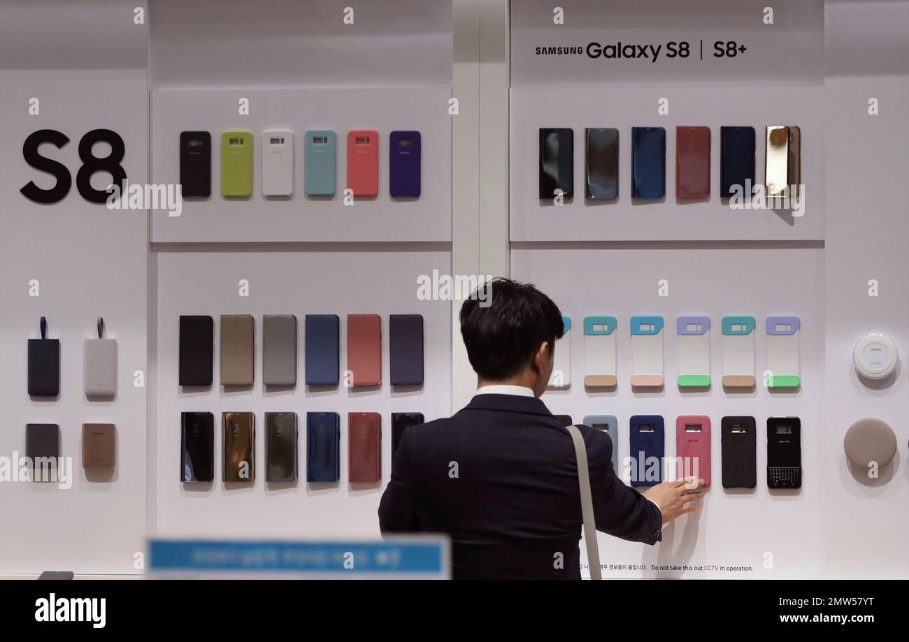 A visitor looks at Samsung Electronics Galaxy S8 and S8+ smartphone cases at its shop in Seoul, South Korea, Friday, April 7, 2017. Samsung Electronics said Friday its first-quarter profit jumped 48 percent, a better-than-expected result that analysts believed to be driven by strong smartphone components. (AP Photo/Lee Jin-man) Stockfoto