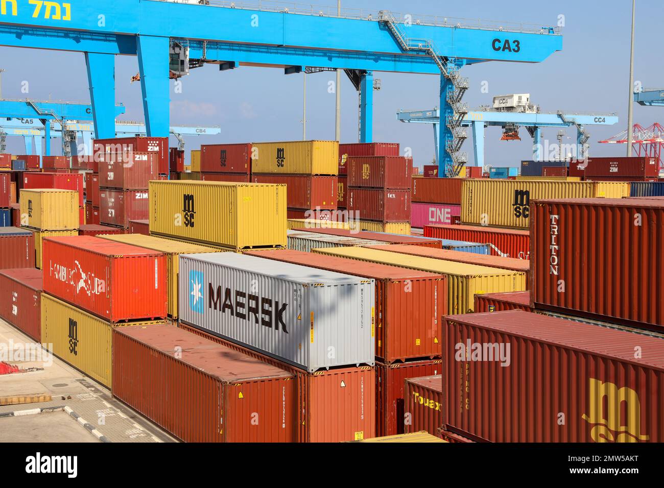 Haifa, Israel - 25. Mai 2022: Containerstapel in einem Hafen. Stockfoto