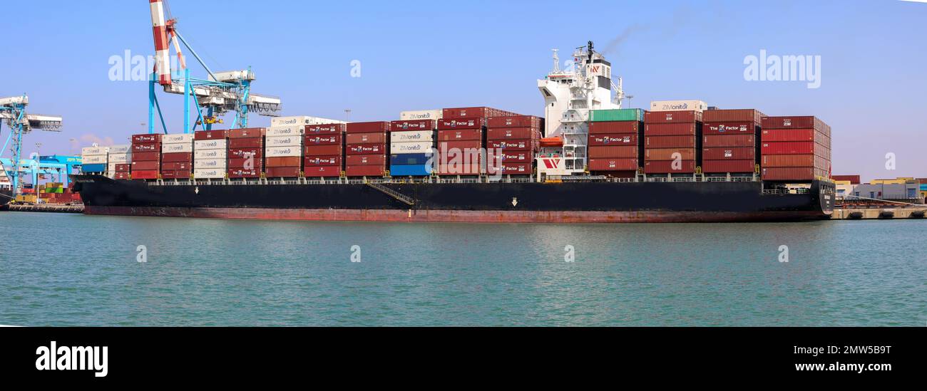 Haifa, Israel - 11. Oktober 2021: MSC Mega Containerschiff legte im Schiffshafen Haifa an. Stockfoto
