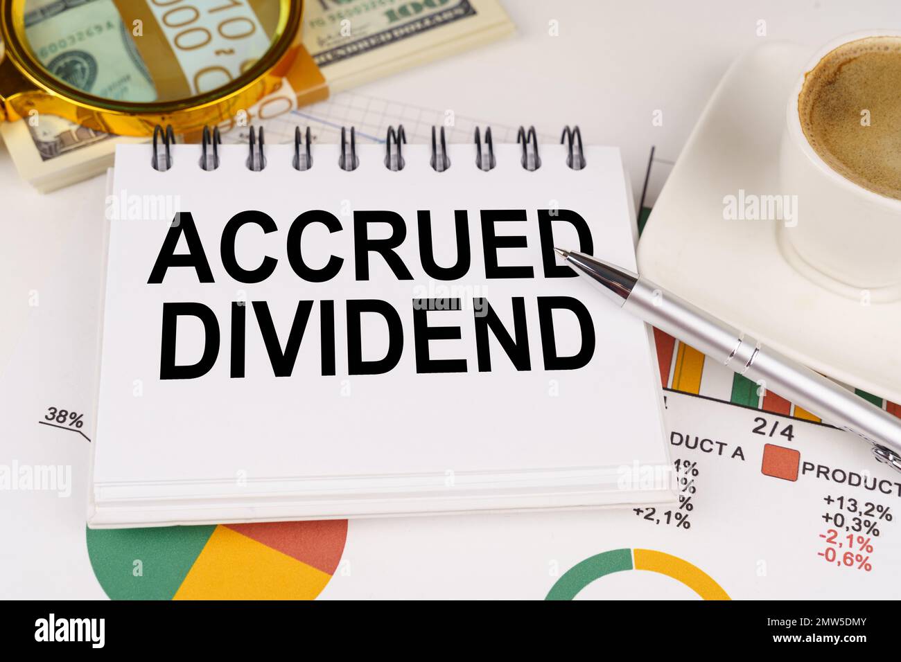 Geschäftskonzept. Auf dem Tisch liegt eine Tasse Kaffee, Geld