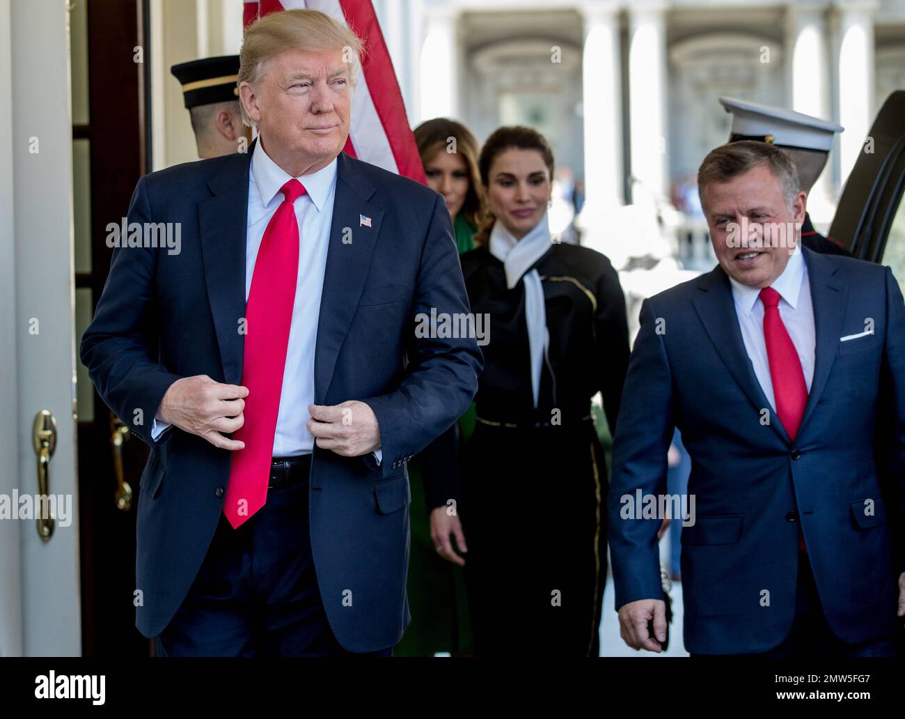 President Donald Trump greets Jordan’s King Abdullah II, right, and Queen Rania, center, as they arrive at the White House, Wednesday, April 5, 2017, in Washington. (AP Photo/Andrew Harnik) Stockfoto