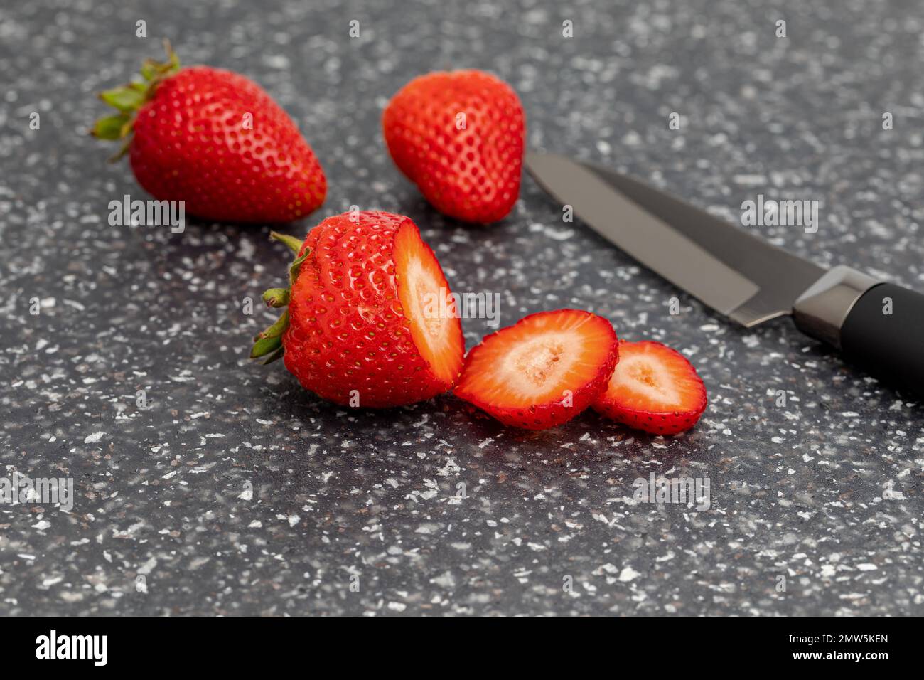 Frisch geschnittene Erdbeeren. Bio-Obst, gesunde Ernährung und Ernährungskonzept. Stockfoto