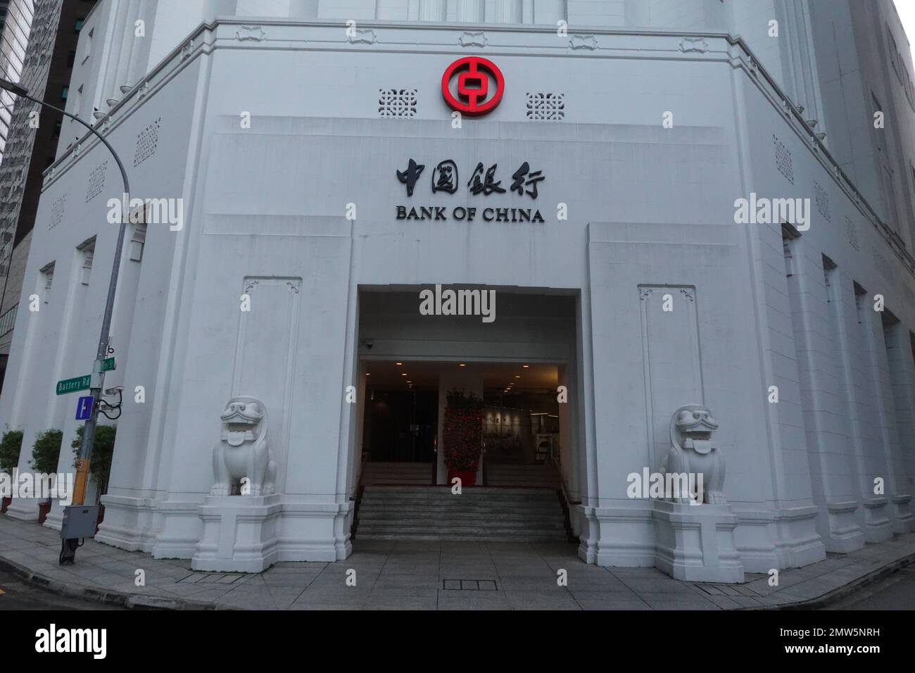 Hauptquartier der Bank of China, mit zwei Rudolf Nolli Löwen, die den Eingang bewachen, Battery Road, Singapur Stockfoto