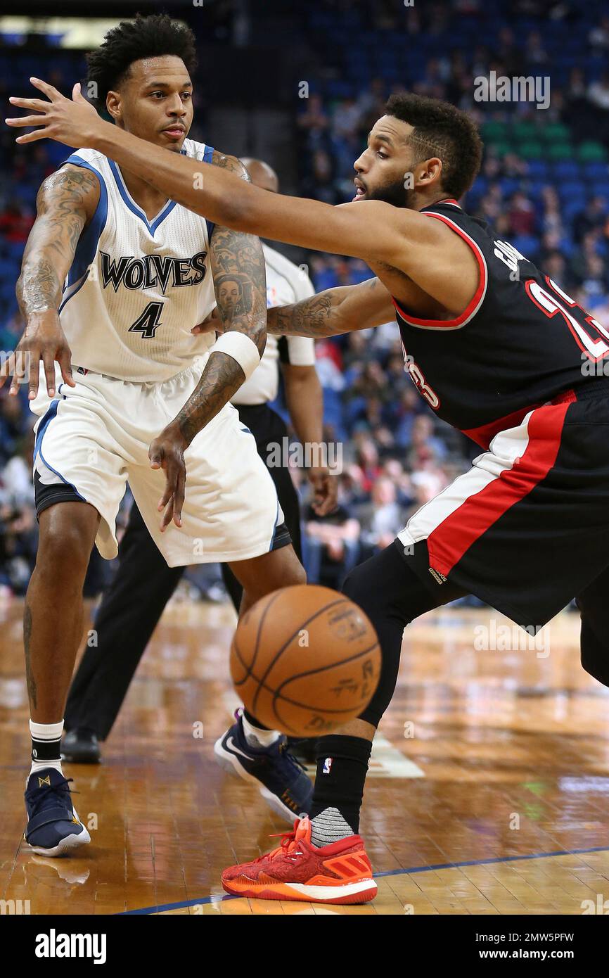 Minnesota Timberwolves guard Brandon Rush (4) passes the ball around Portland Trail Blazers guard Allen Crabbe (23) in the second half of an NBA basketball game Monday, April 3, 2017, in Minneapolis. The Timberwolves won 110-109. (AP Photo/Stacy Bengs) Stockfoto