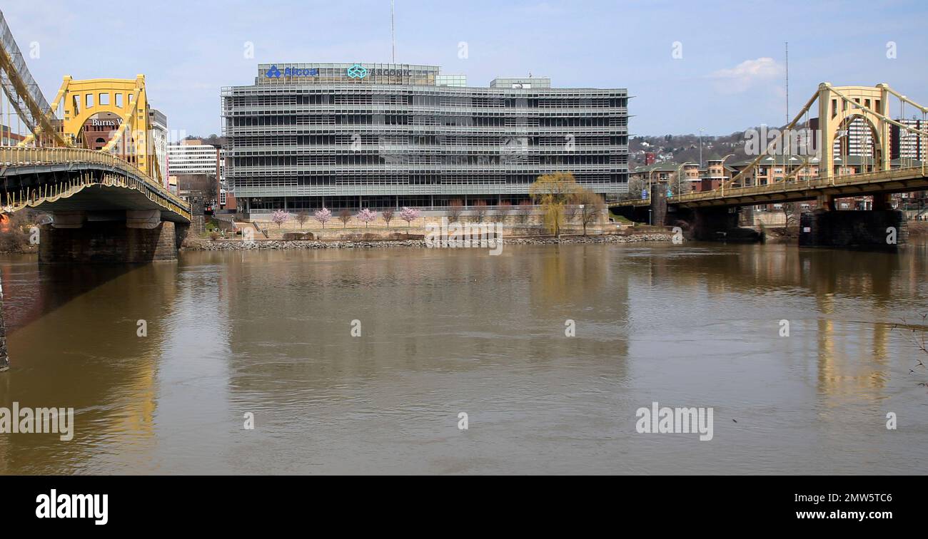 A sign marking the Alcoa and Arconic Office Building is seen between the Seventh Streeet Bridge, also known as the Andy Warhol Bridge, left, and the Ninth Street Bridge, also known as the Rachel Carson Bridge, right, on Monday, April 3, 2017, in Pittsburgh. (AP Photo/Keith Srakocic) Stockfoto