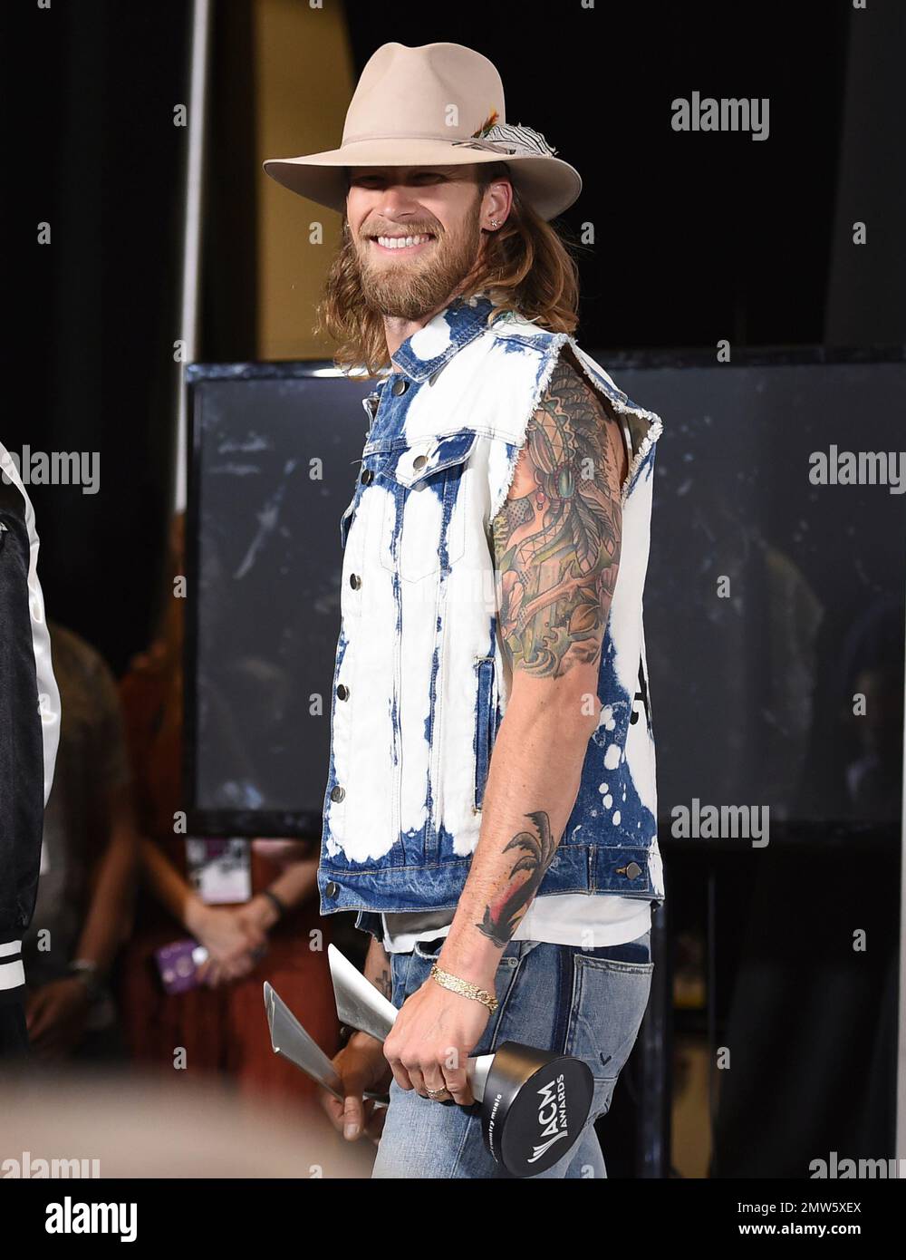 Brian Kelley, of Florida Georgia Line, winner of the awards for single record of the year for "H.O.L.Y." and vocal event of the year for "May We All," poses in the press room at the 52nd annual Academy of Country Music Awards at the T-Mobile Arena on Sunday, April 2, 2017, in Las Vegas. (Photo by Jordan Strauss/Invision/AP) Stockfoto