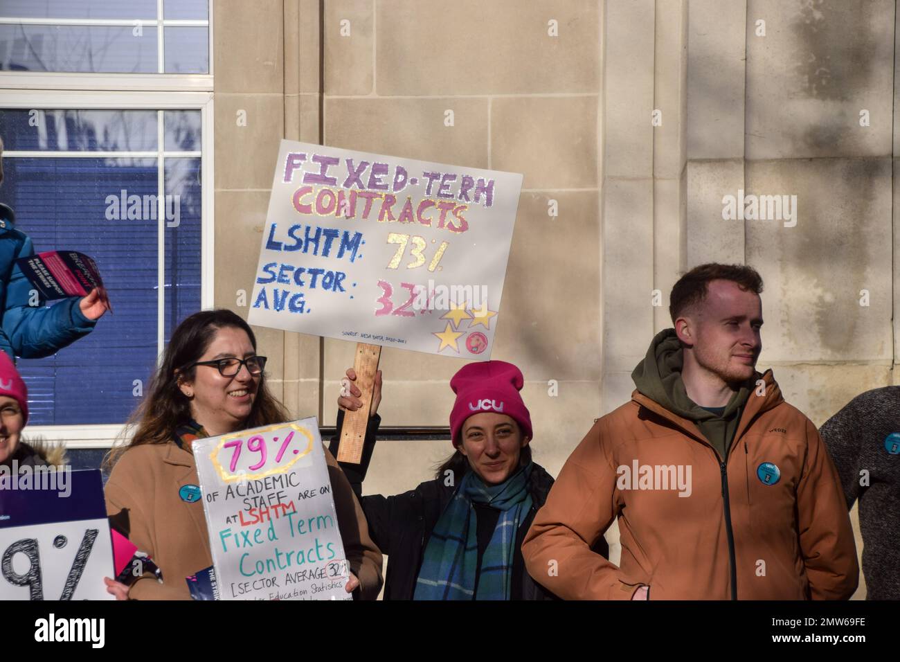 London, Großbritannien. 01. Februar 2023. Ein Mitglied der University and College Union (UCU) hält ein Plakat über befristete Verträge in der Streikstelle vor der London School of Hygiene and Tropical Medicine, während Universitätsmitarbeiter streiken. An diesem Tag haben rund eine halbe Million Menschen in ganz Großbritannien Walkouts inszeniert, darunter Lehrer, Hochschulmitarbeiter, Mitarbeiter des öffentlichen Dienstes und Triebfahrzeugführer. (Foto: Vuk Valcic/SOPA Images/Sipa USA) Guthaben: SIPA USA/Alamy Live News Stockfoto