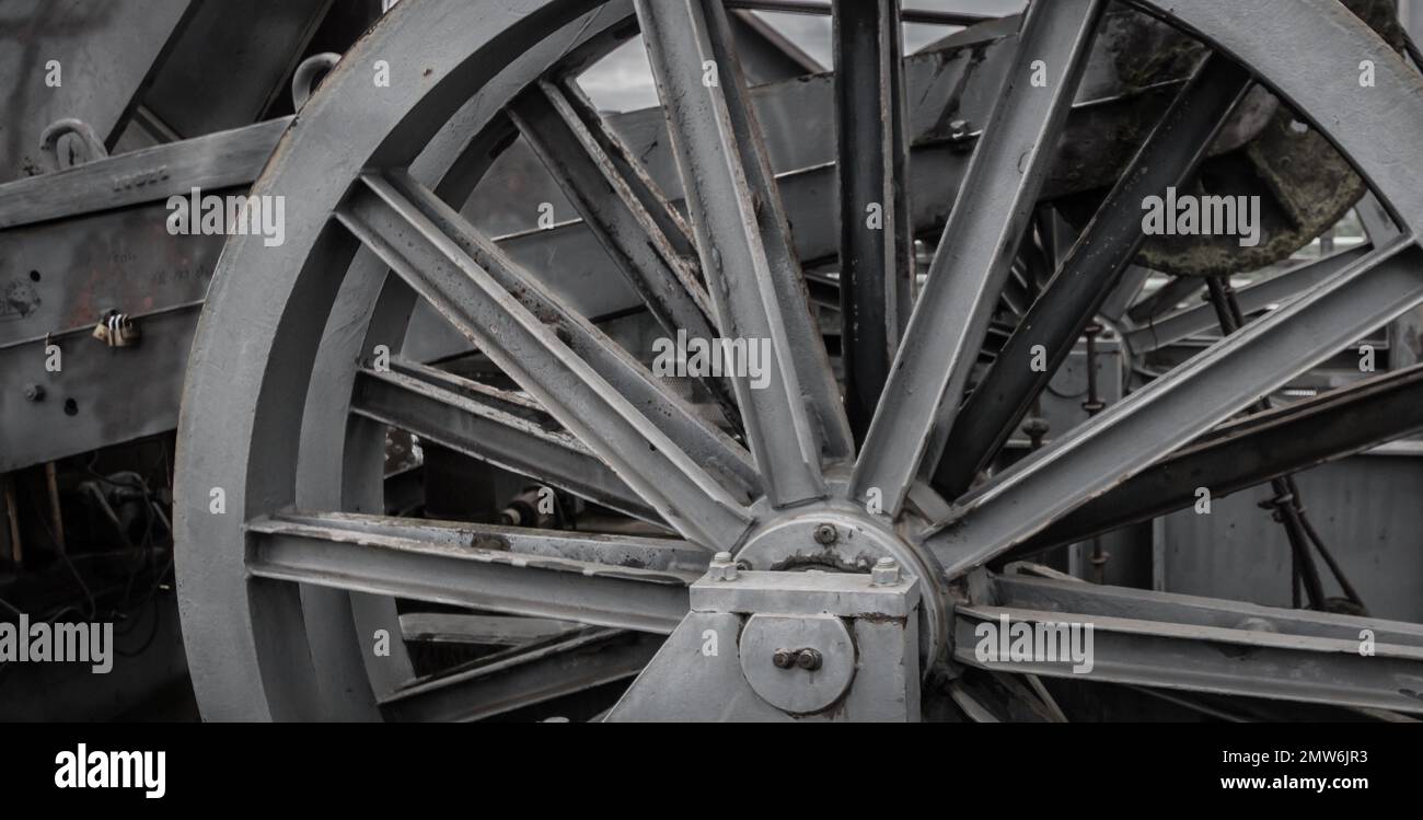 Ein altes Stahlrad eines Grubenkäfigs in einem stillgelegten Kohlebergwerk Stockfoto