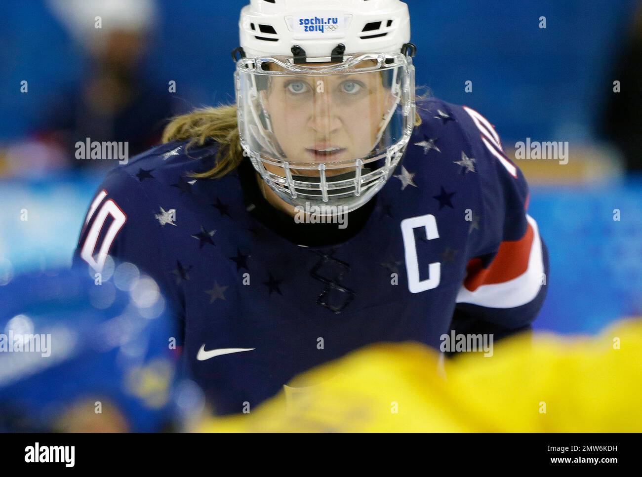 FILE - In this Feb. 17, 2014, file photo, Meghan Duggan of the United States looks up during a face off during the second period of the 2014 Winter Olympics women's semifinal ice hockey game against Sweden at Shayba Arena in Sochi, Russia. USA Hockey has reached a wage agreement with women's national team players to avoid a boycott of the world championships. USA Hockey announced the agreement Tuesday, March 28, 2017. (AP Photo/Mark Humphrey, File) Stockfoto