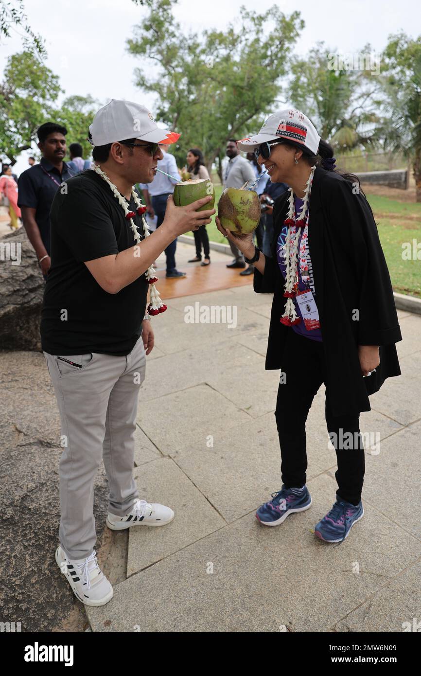 Die erste Phase des G20-Gipfels 2023 fand am 1. Februar 2023 in Chennai (Indien) statt. „Die Rolle der digitalen Technologien im Bildungswesen“. Nach dem Gipfel wurden die Delikatessen nach Mamallapuram gebracht, um die Weltwunder fünf Tempel, fünf Rathas, Butterball und Ufertempel zu besuchen. Es ist bekannt für seine Tempel und Denkmäler, die von der Pallava-Dynastie im 7. Und 8. Jahrhundert erbaut wurden. Der Shore Temple am Meer besteht aus 3 kunstvoll verzierten Granitschreinen. Krishnas Butterball ist ein riesiger Felsbrocken auf einem kleinen Hügel in der Nähe des Ganesha Ratha-Steintempels, den die Delikatessen besucht und mit zarter Kokosnuss, Cultur, geschätzt haben Stockfoto