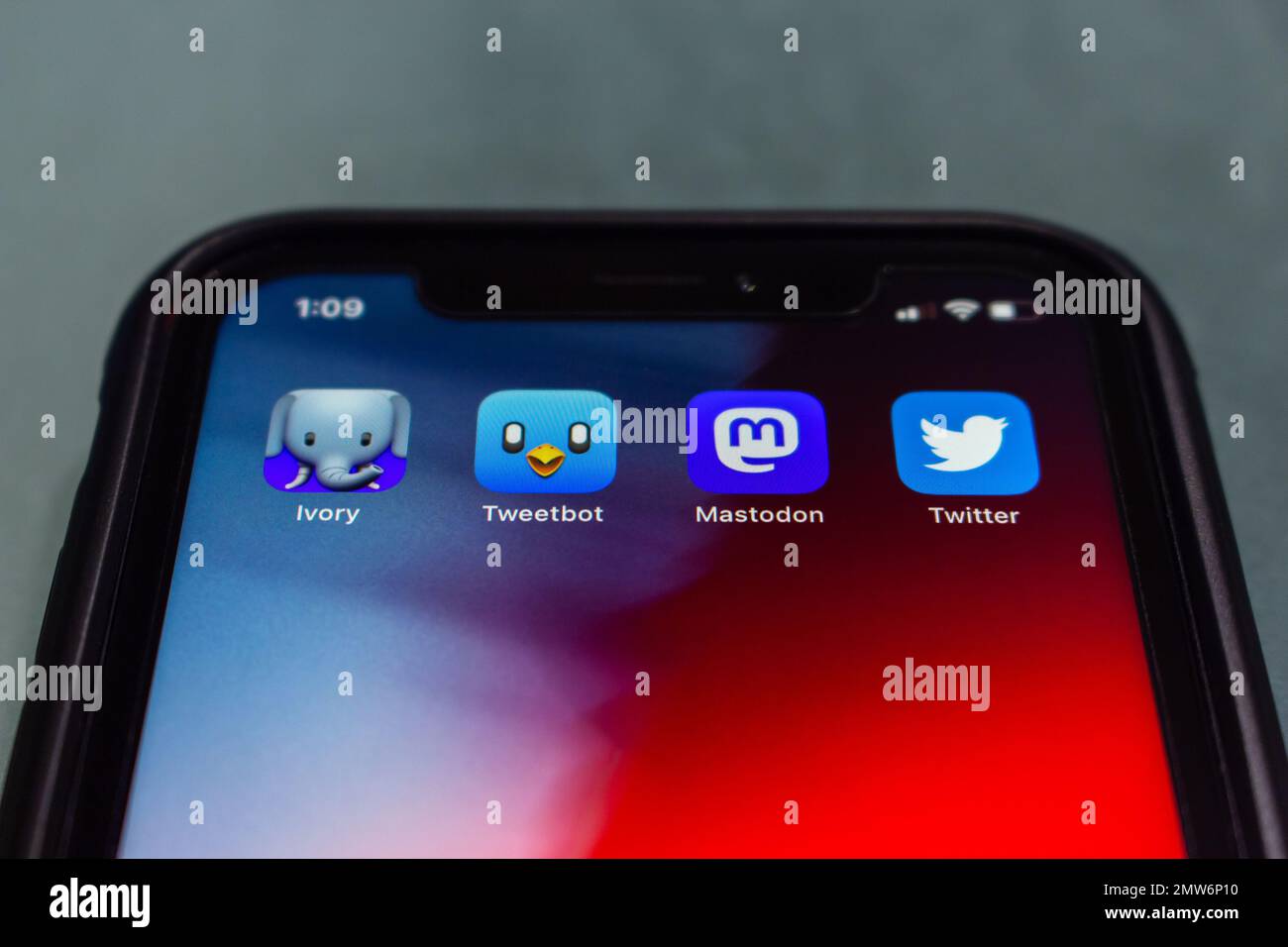 Ivory-App, Tweetbot, Mastodon-App und Twitter-Symbole auf einem iPhone. Ivory ist eine Drittanbieter-App, die sich in das soziale Netzwerk Mastodon von Tapbots integrieren lässt Stockfoto