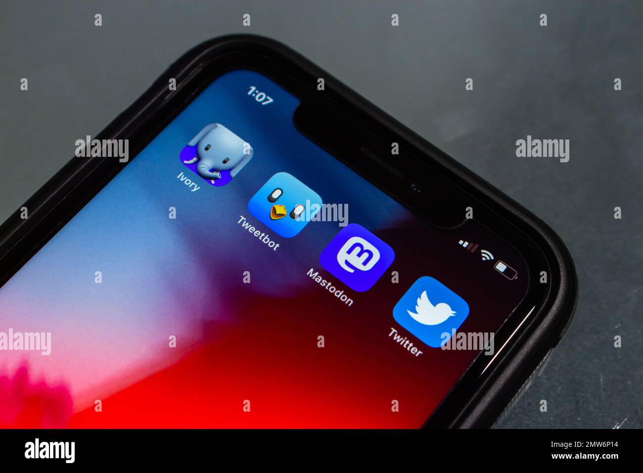 Ivory-App, Tweetbot, Mastodon-App und Twitter-Symbole auf einem iPhone. Ivory ist eine Drittanbieter-App, die sich in das soziale Netzwerk Mastodon von Tapbots integrieren lässt Stockfoto