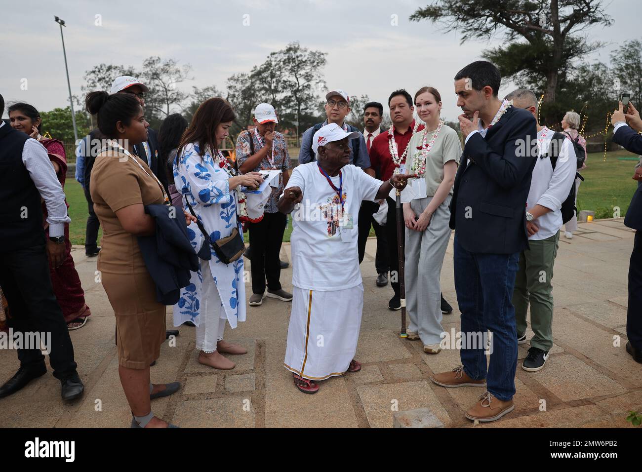 Die erste Phase des G20-Gipfels 2023 fand am 1. Februar 2023 in Chennai (Indien) statt. „Die Rolle der digitalen Technologien im Bildungswesen“. Nach dem Gipfel wurden die Delikatessen nach Mamallapuram gebracht, um die Weltwunder fünf Tempel, fünf Rathas, Butterball und Ufertempel zu besuchen. Es ist bekannt für seine Tempel und Denkmäler, die von der Pallava-Dynastie im 7. Und 8. Jahrhundert erbaut wurden. Der Shore Temple am Meer besteht aus 3 kunstvoll verzierten Granitschreinen. Krishnas Butterball ist ein riesiger Felsbrocken auf einem kleinen Hügel in der Nähe des Ganesha Ratha-Steintempels, den die Delikatessen besucht und mit zarter Kokosnuss, Cultur, geschätzt haben Stockfoto