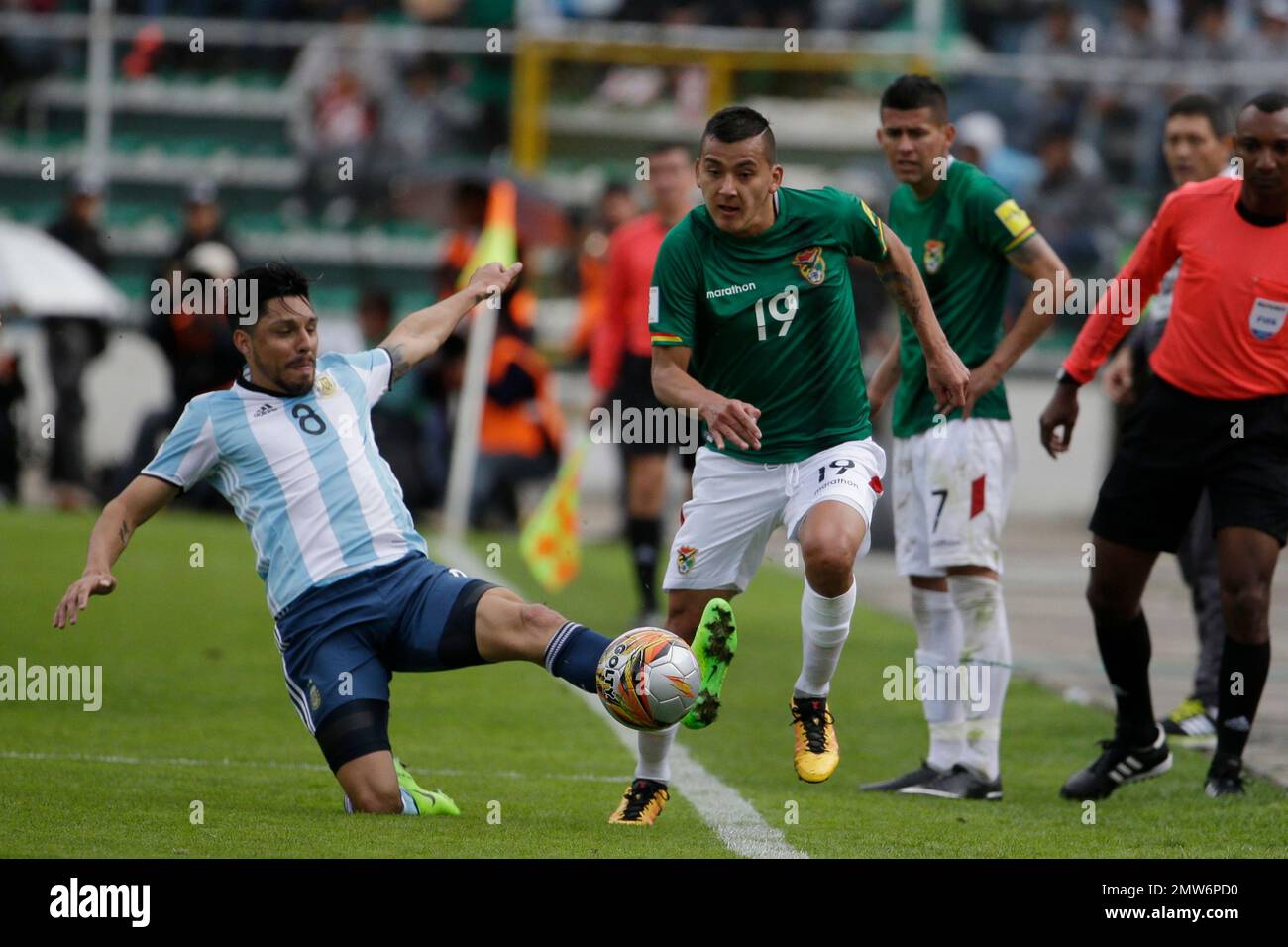 Argentina's Enzo Perez, left, and Bolivia's Mauricio Chajtur vie for the ball during a 2018 World Cup qualifying soccer match in La Paz, Bolivia, on Tuesday, March 28, 2017. (AP Photo/Victor R. Caivano) Stockfoto