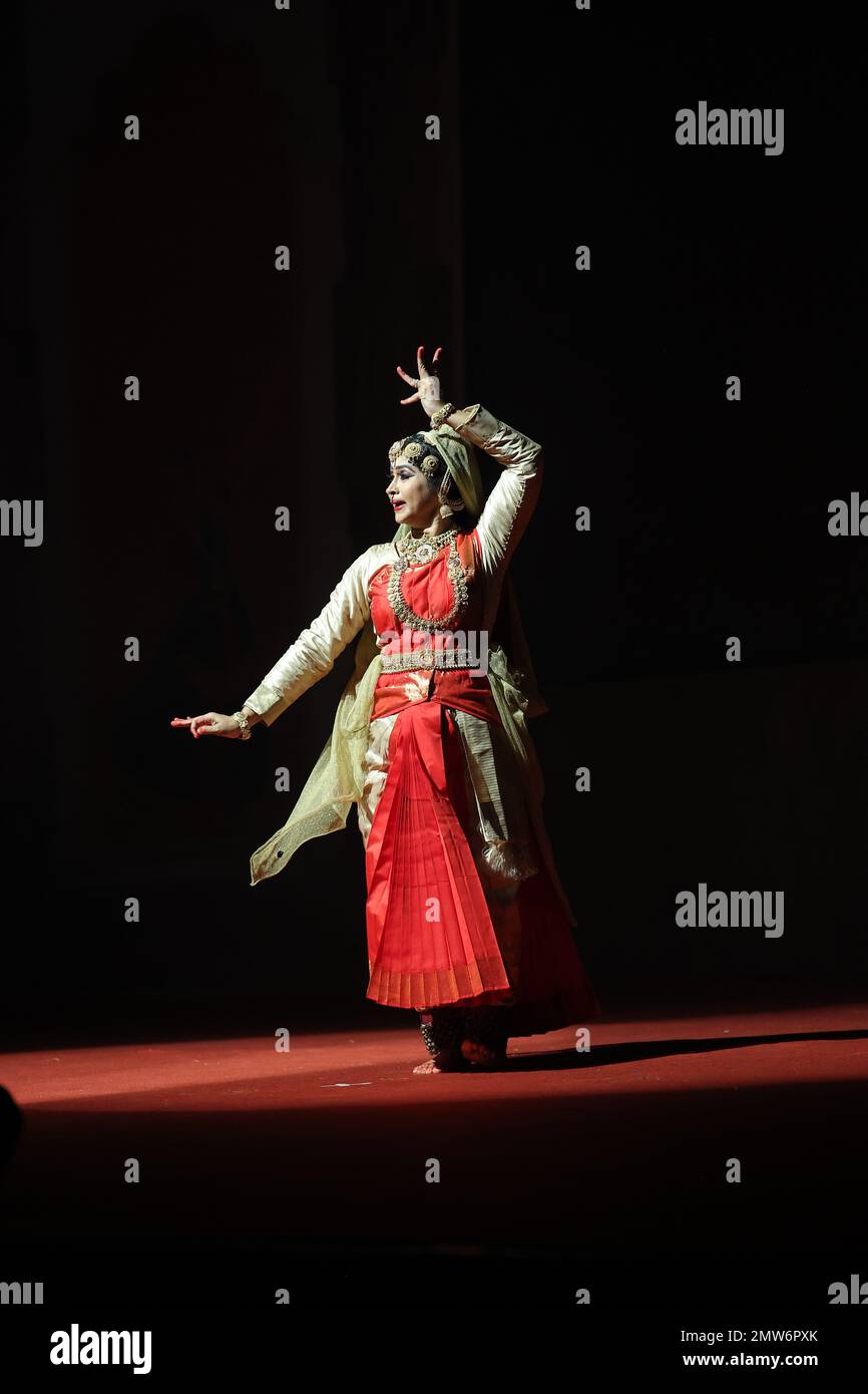 Die erste Phase des G20-Gipfels 2023 fand am 1. Februar 2023 in Chennai (Indien) statt. „Die Rolle der digitalen Technologien im Bildungswesen“. Nach dem Gipfel wurden die Delikatessen nach Mamallapuram gebracht, um die Weltwunder fünf Tempel, fünf Rathas, Butterball und Ufertempel zu besuchen. Es ist bekannt für seine Tempel und Denkmäler, die von der Pallava-Dynastie im 7. Und 8. Jahrhundert erbaut wurden. Der Shore Temple am Meer besteht aus 3 kunstvoll verzierten Granitschreinen. Krishnas Butterball ist ein riesiger Felsbrocken auf einem kleinen Hügel in der Nähe des Ganesha Ratha-Steintempels, den die Delikatessen besucht und mit zarter Kokosnuss, Cultur, geschätzt haben Stockfoto