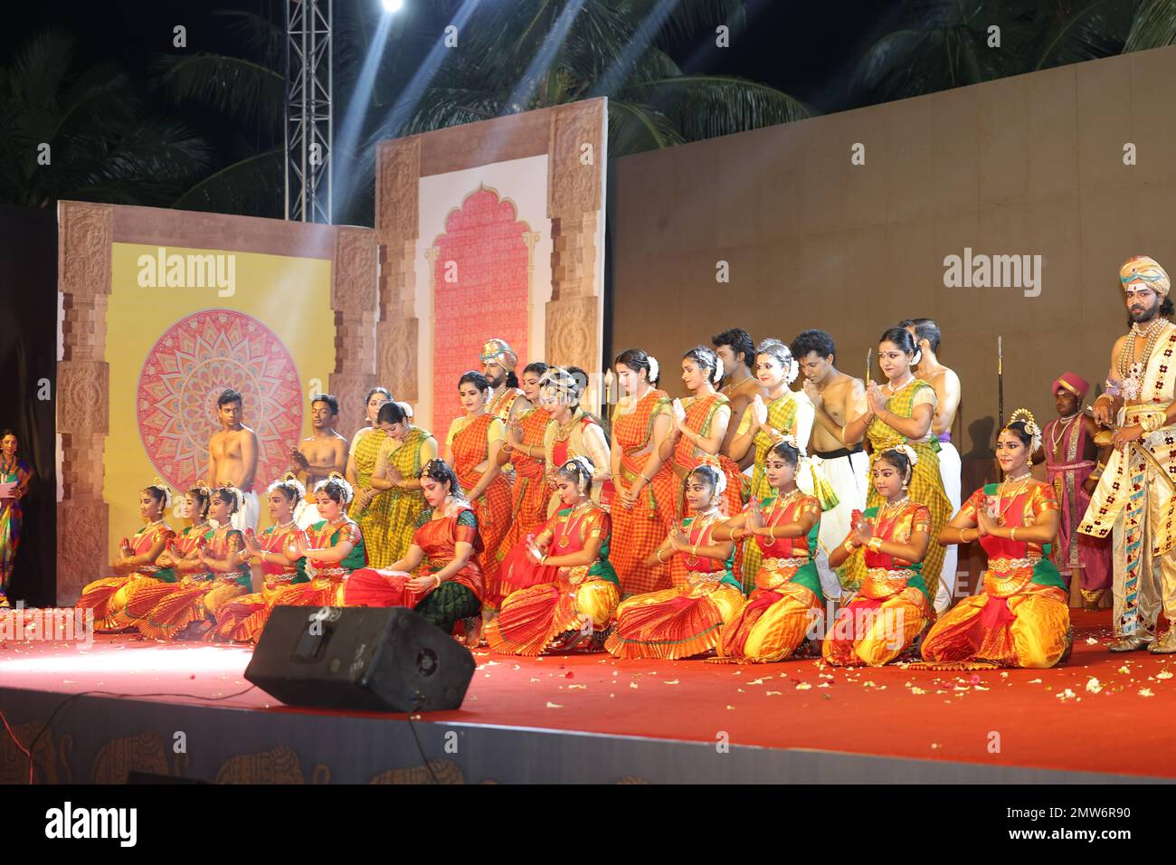 Die erste Phase des G20-Gipfels 2023 fand am 1. Februar 2023 in Chennai (Indien) statt. „Die Rolle der digitalen Technologien im Bildungswesen“. Nach dem Gipfel wurden die Delikatessen nach Mamallapuram gebracht, um die Weltwunder fünf Tempel, fünf Rathas, Butterball und Ufertempel zu besuchen. Es ist bekannt für seine Tempel und Denkmäler, die von der Pallava-Dynastie im 7. Und 8. Jahrhundert erbaut wurden. Der Shore Temple am Meer besteht aus 3 kunstvoll verzierten Granitschreinen. Krishnas Butterball ist ein riesiger Felsbrocken auf einem kleinen Hügel in der Nähe des Ganesha Ratha-Steintempels, den die Delikatessen besucht und mit zarter Kokosnuss, Cultur, geschätzt haben Stockfoto