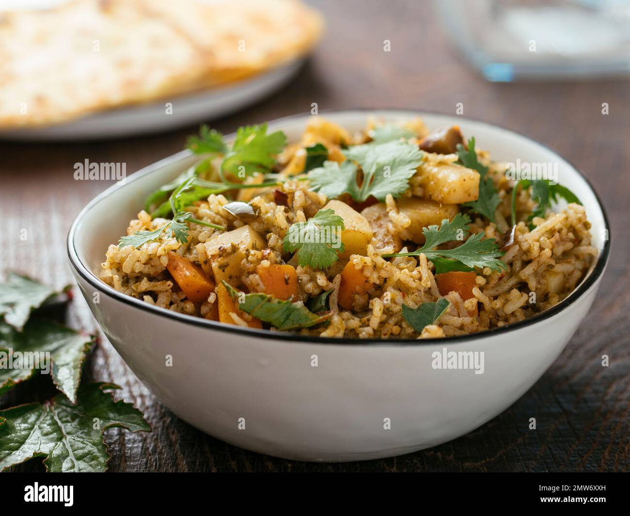 Hausgemachter veganer Gongura Biryani mit Reis, roselblättern, Karotten, Kartoffeln, Auberginen und Zwiebeln Stockfoto