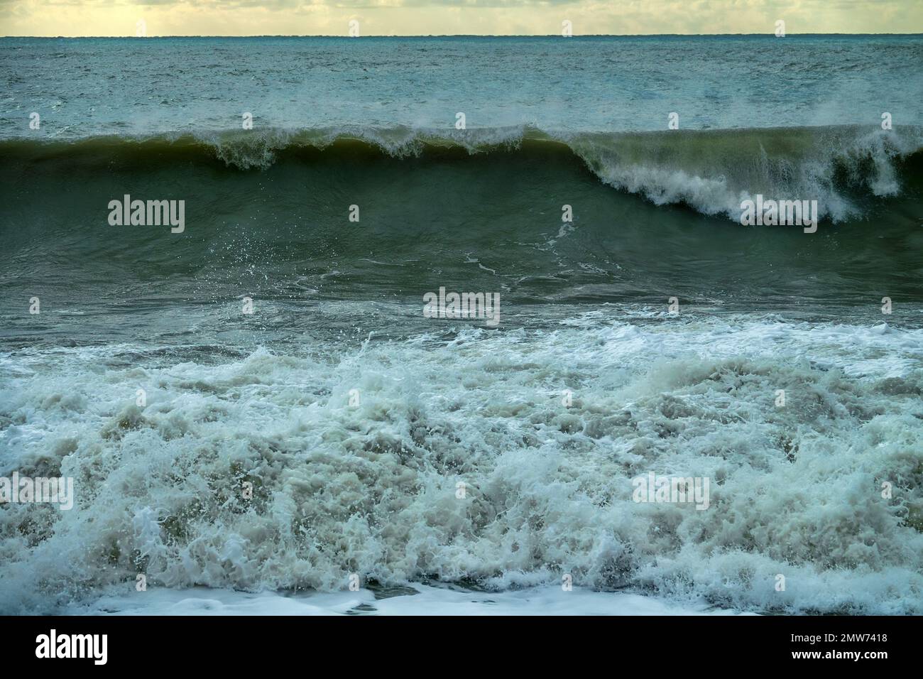 Alle zehn Jahre kommt es zu einem Sturm mit sieben Punkten. Kataklysmen und Wetterphänomene auf See, Stürme und Hurrikane im Herbst Stockfoto