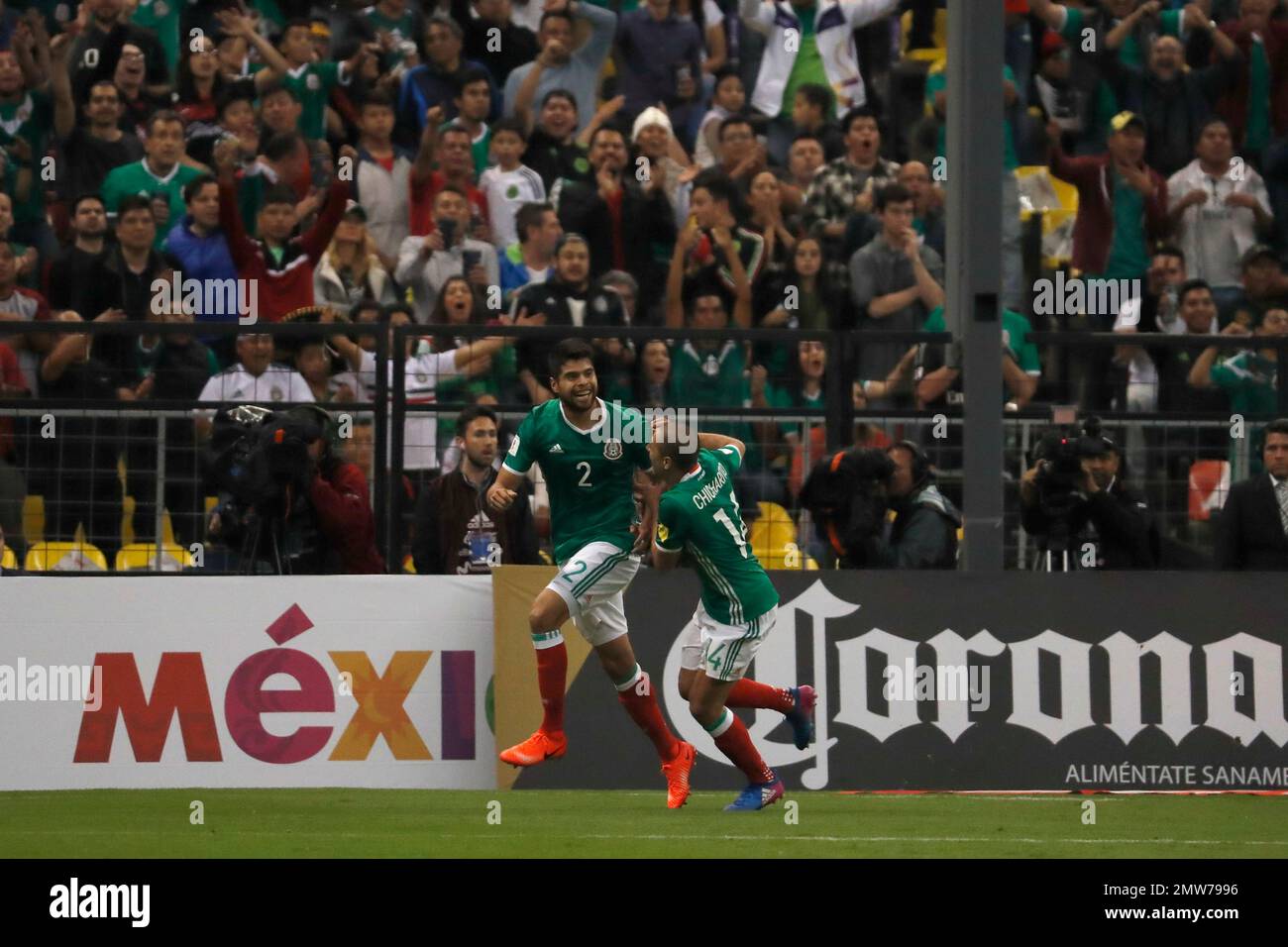 Mexico's Nestor Araujo, left, is congratulated by Javier Hernandez after scoring his side's 2nd goal during a 2018 Russia World Cup qualifying soccer match between Mexico and Costa Rica at Azteca stadium in Mexico City, Friday, March 24, 2017. (AP Photo/Eduardo Verdugo) Stockfoto