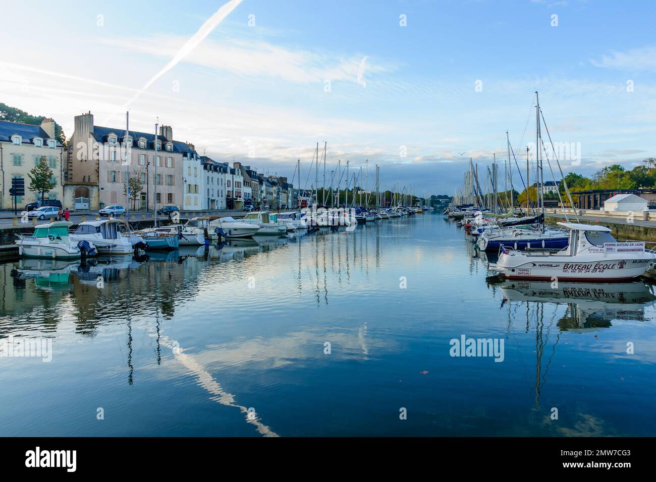 Vannes, Frankreich - 02. Oktober 2012: Blick auf den Hafen von Vannes mit lokalen Unternehmen, Bretagne, Frankreich Stockfoto