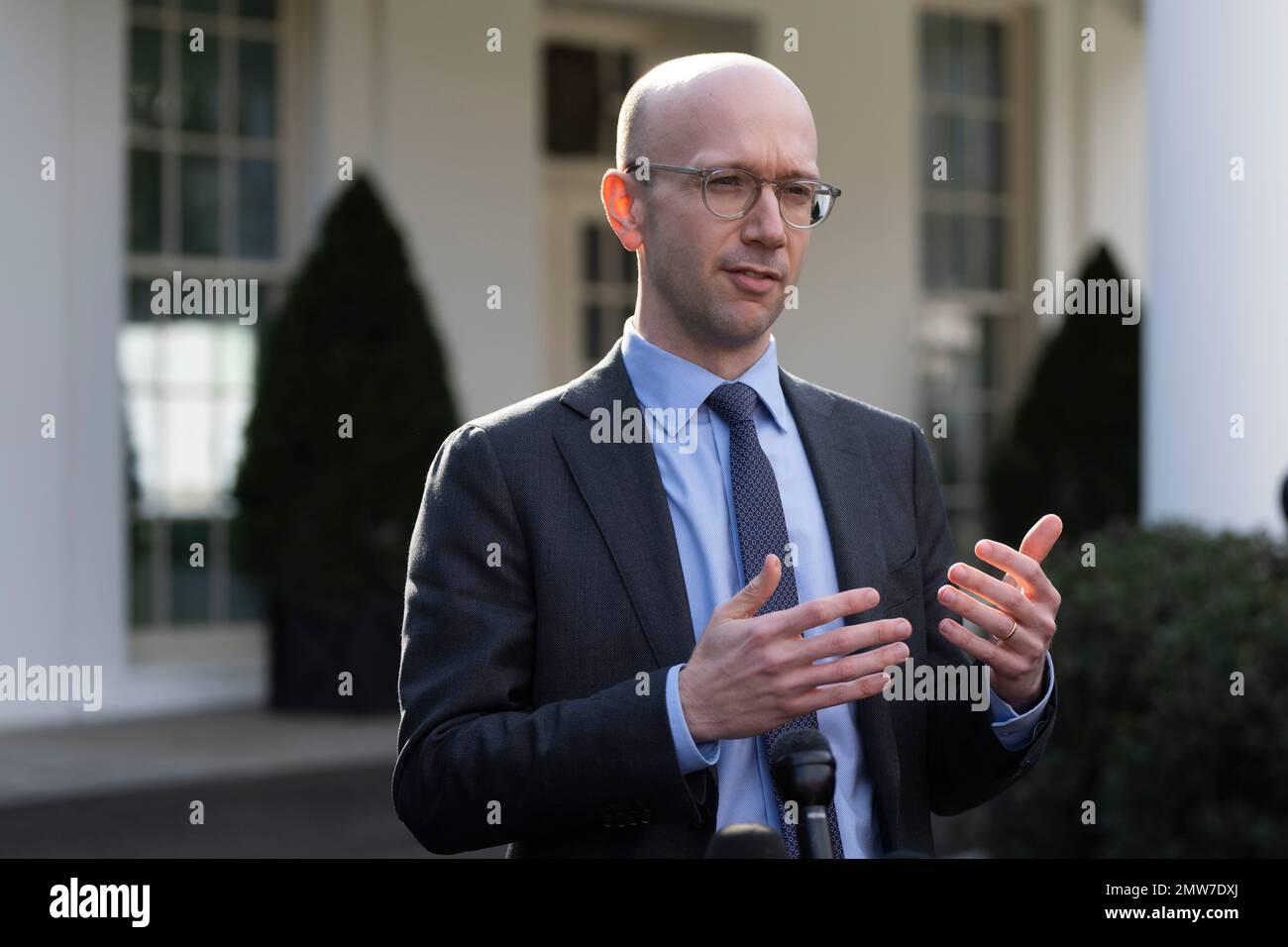 Washington, Vereinigte Staaten. 01. Februar 2023. Sonderassistent des Präsidenten, Büro Counsels des Weißen Hauses Ian Sams spricht vor den Medien das Weiße Haus in Washington, DC am 1. Februar 2023. Kredit: Chris Kleponis/CNP/dpa/Alamy Live News Stockfoto