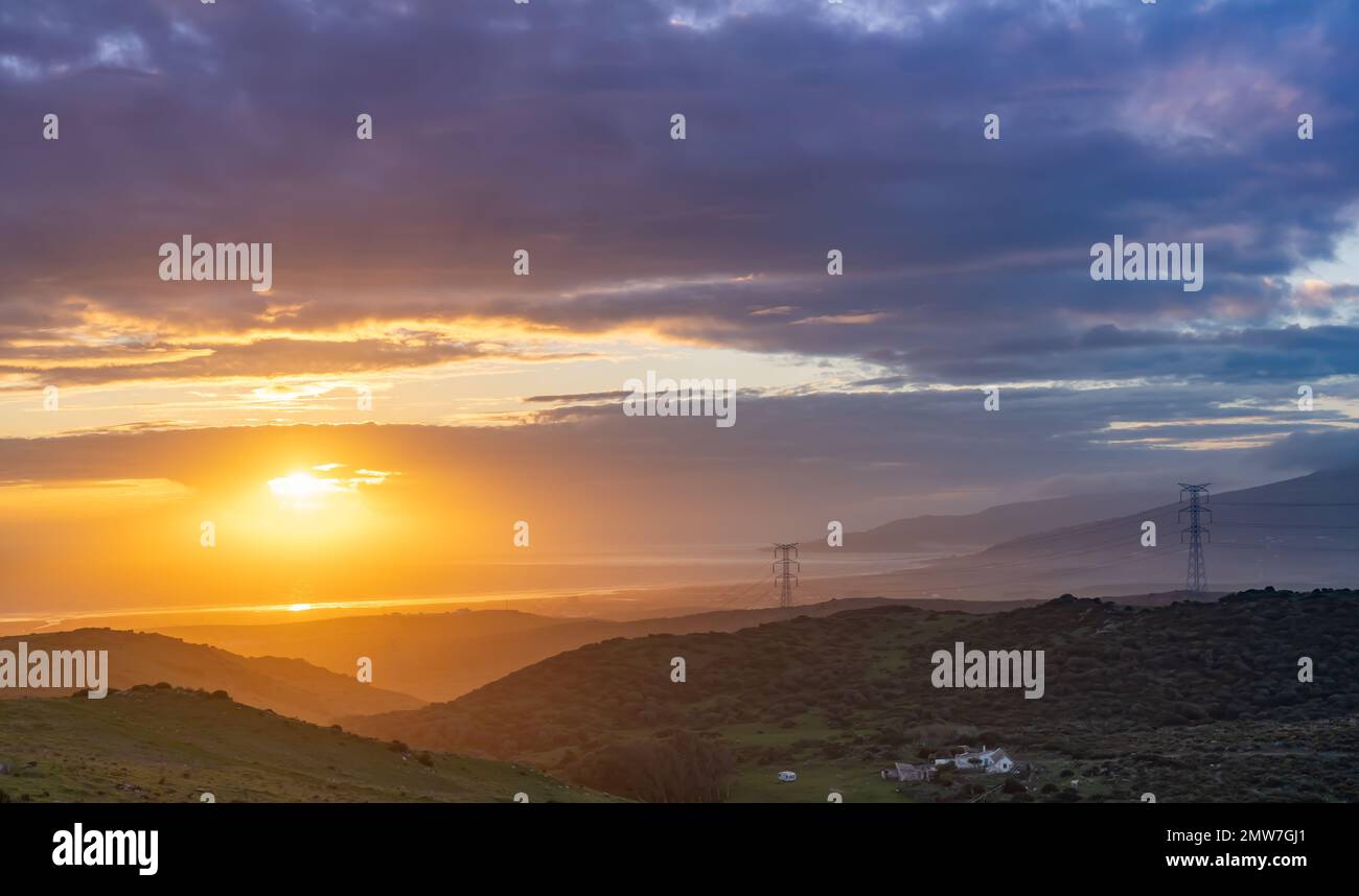 Blick auf den Sonnenuntergang nach einem Regen und Sturm in Tarifa, Andalusien, Spanien. Stockfoto
