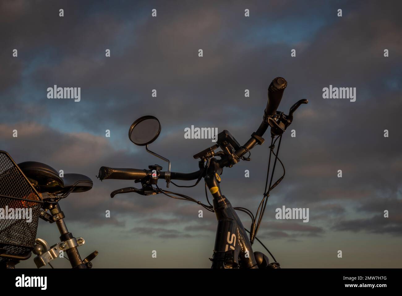 Heubälle und Elektrofahrrad auf dem Feld bei Ceske Budejovice Stadt in Sonnenaufgang Zeit in Farbe Herbst Stockfoto