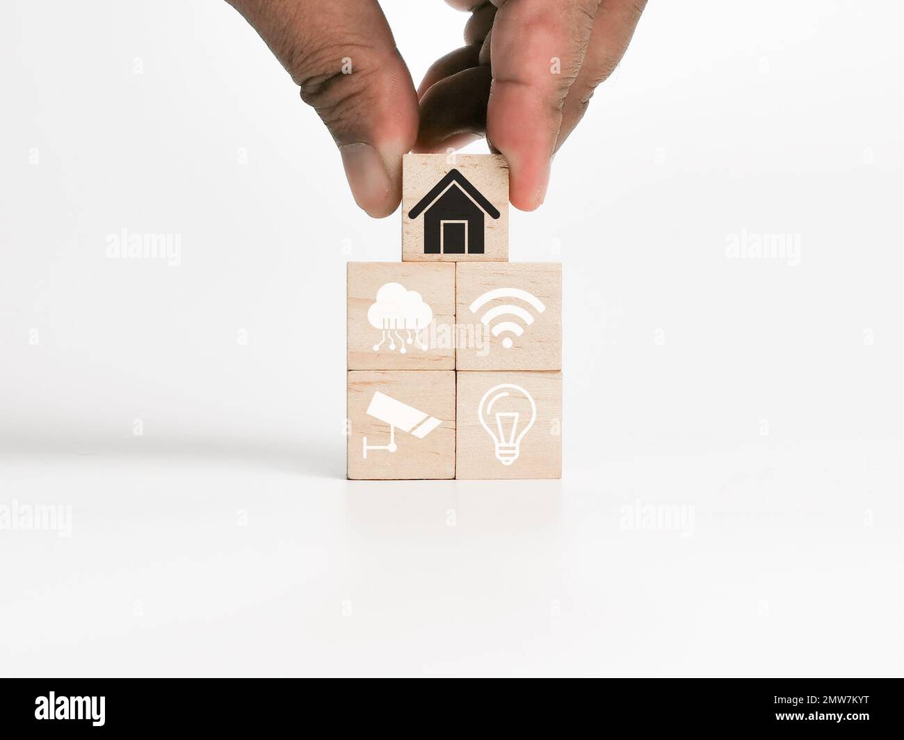 Smart-Home-Konzept mit Symbolen und Hand. V Stockfoto