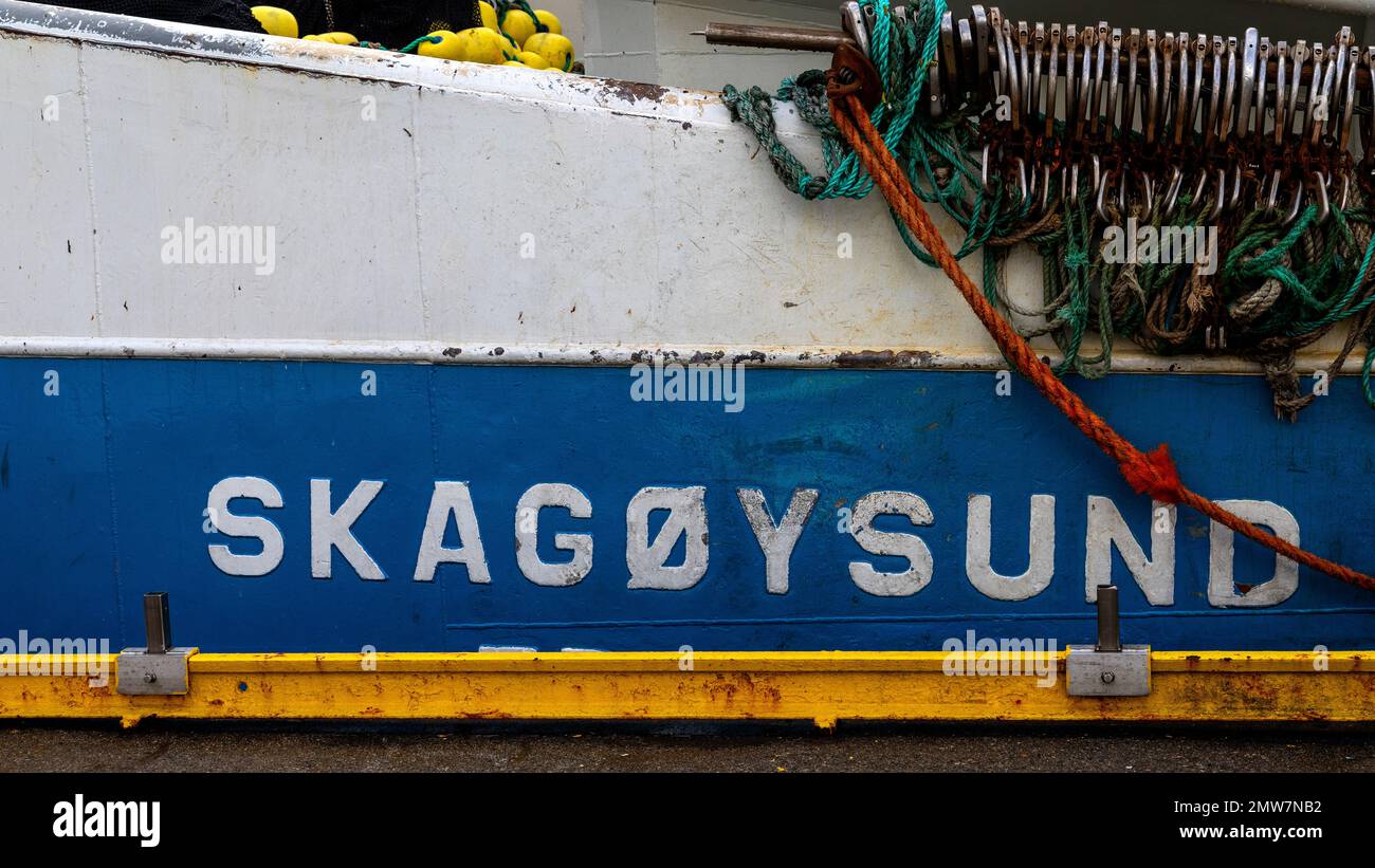 Fischereifahrzeug Skagoysund (Skagøysund) am Bradbenken-Kai im Hafen Bergen, Norwegen. Name und Kennzeichnungen des Schiffes Stockfoto