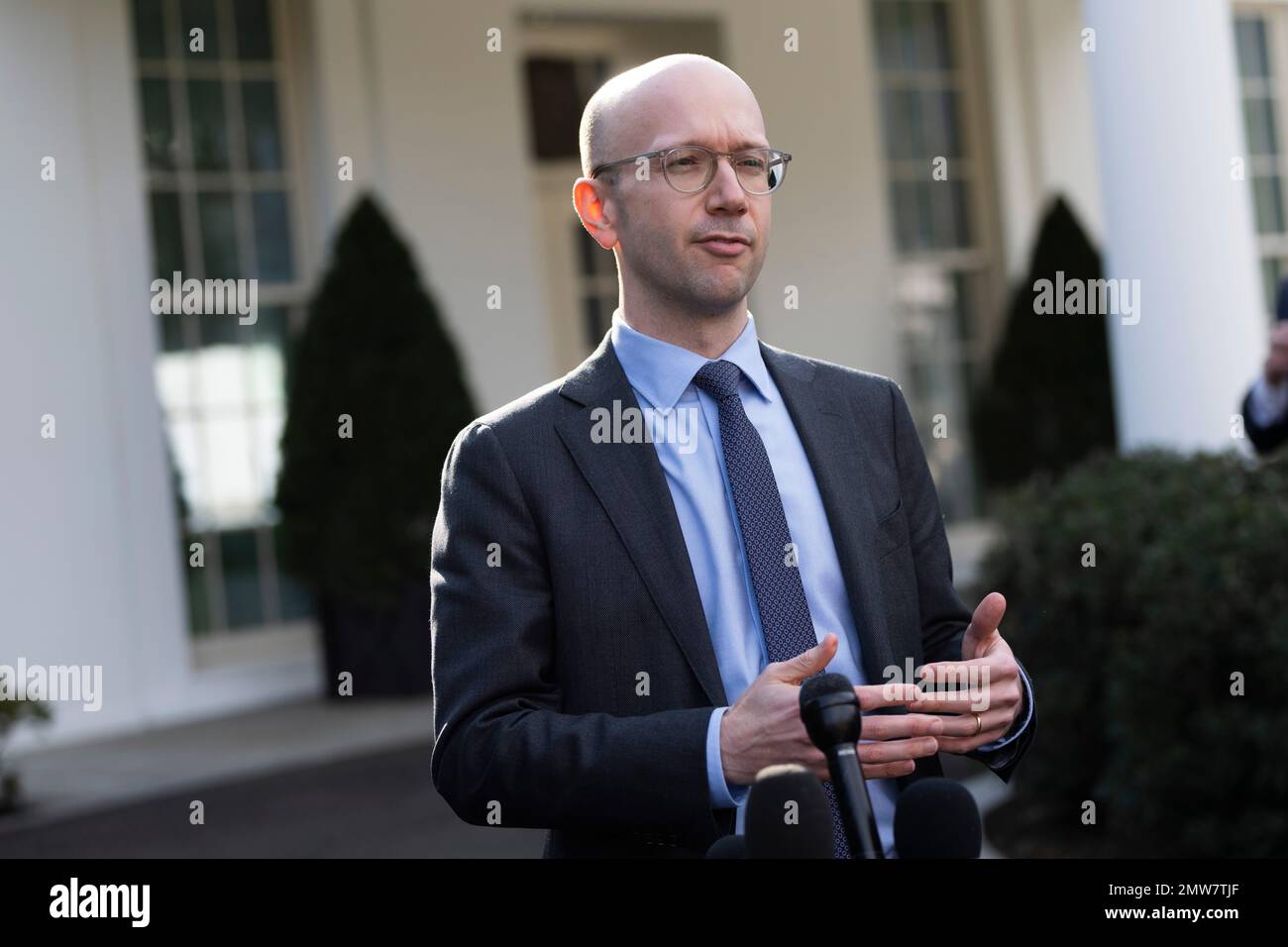 Sonderassistent des Präsidenten, Büro des Anwalts des Weißen Hauses, Ian Sams, spricht vor den Medien im Weißen Haus in Washington, DC am 1. Februar 2023. Kredit: Chris Kleponis/CNP/MediaPunch Stockfoto