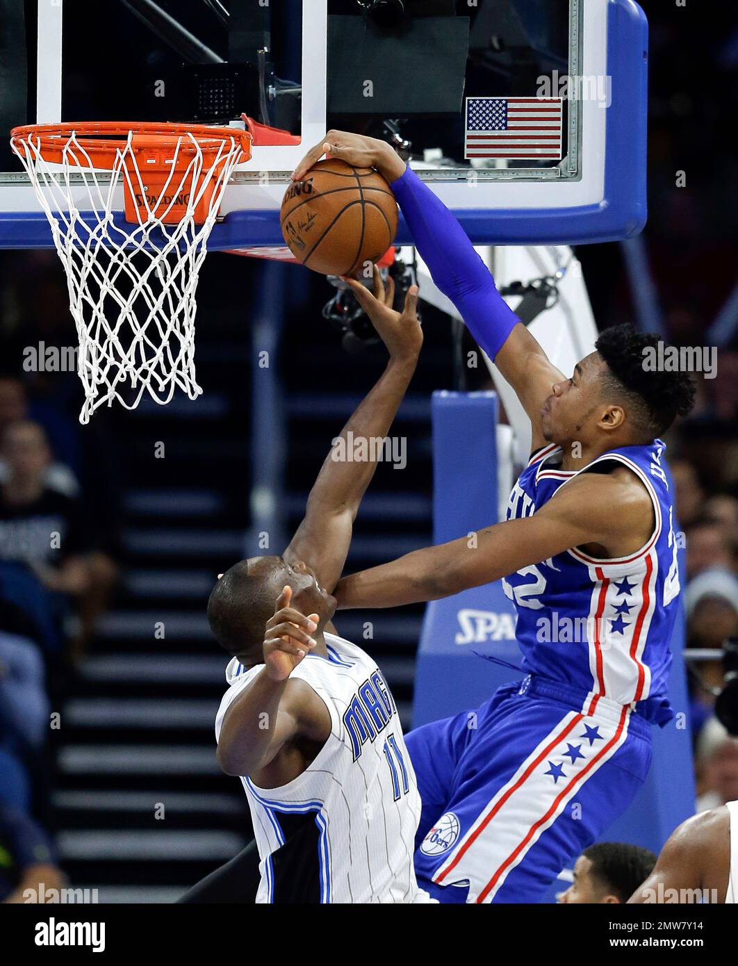 Orlando Magic's Bismack Biyombo, left, blocks a shot by Philadelphia 76ers' Richaun Holmes during the second half of an NBA basketball game, Monday, March 20, 2017, in Orlando, Fla. Orlando won in overtime, 112-109. (AP Photo/John Raoux) Stockfoto