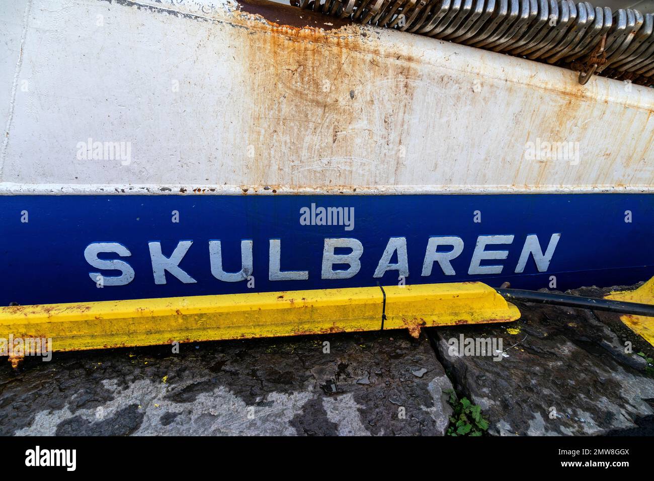 Fischereifahrzeug Skulbaren am Kai Bryggen im Hafen Bergen, Norwegen. Name und Kennzeichnungen des Schiffes Stockfoto