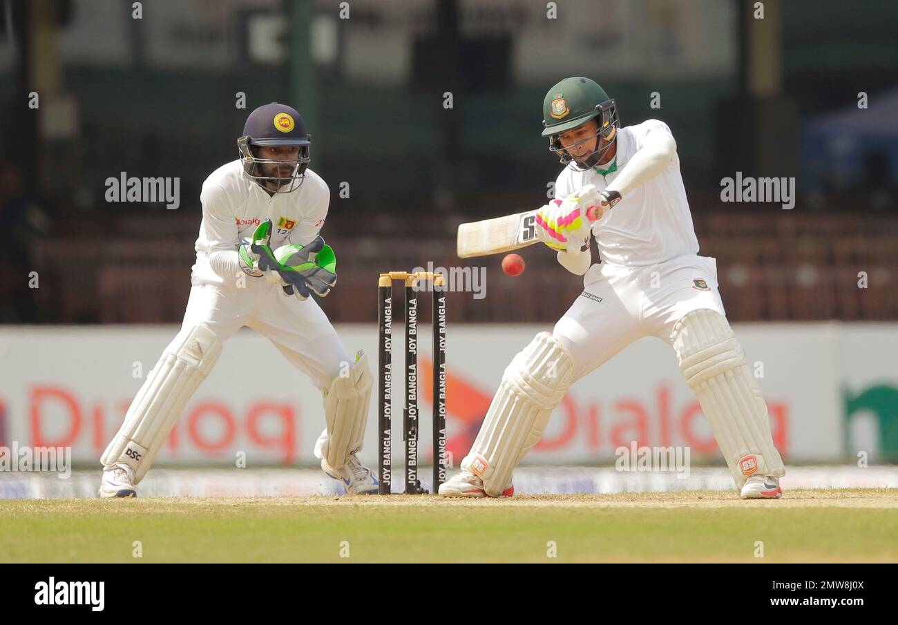 Bangladeshi batsman Mushfiqur Rahim plays a shot as Sri Lanka's Niroshan Dickwella watches on day three of their second test cricket match in Colombo, Sri Lanka, Friday, March 17, 2017. (AP Photo/Eranga Jayawardena) Stockfoto
