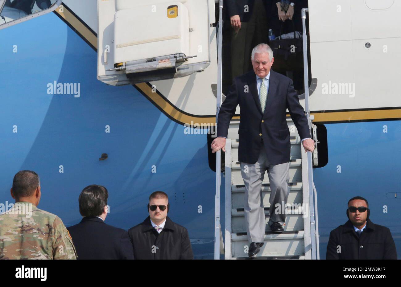 U.S. Secretary of State Rex Tillerson steps down the stairs of his plane upon his arrival at Osan Air Base in Pyeongtaek, South Korea, Friday, March 17, 2017. (AP Photo/Ahn Young-joon) Stockfoto