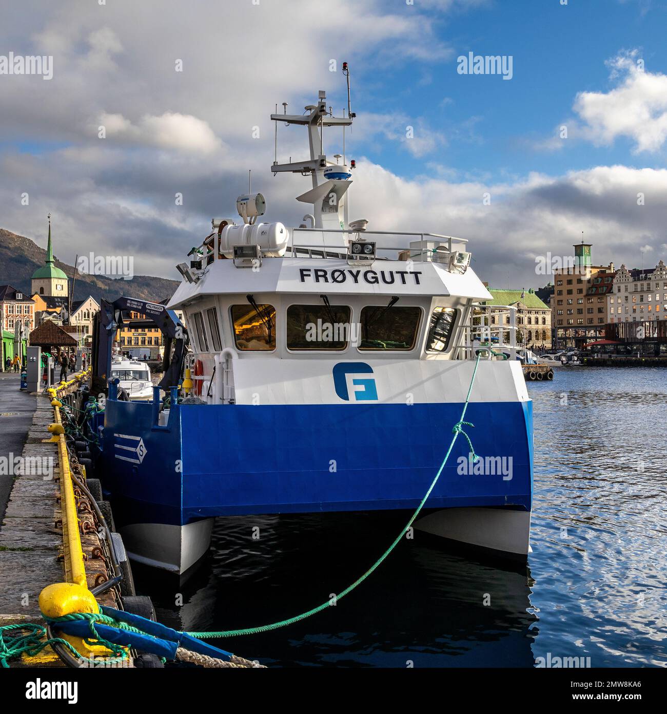 Fischen und Arbeitsboot Froygutt (Frøygutt) am Kai Bryggen im Hafen Bergen, Norwegen. Stockfoto