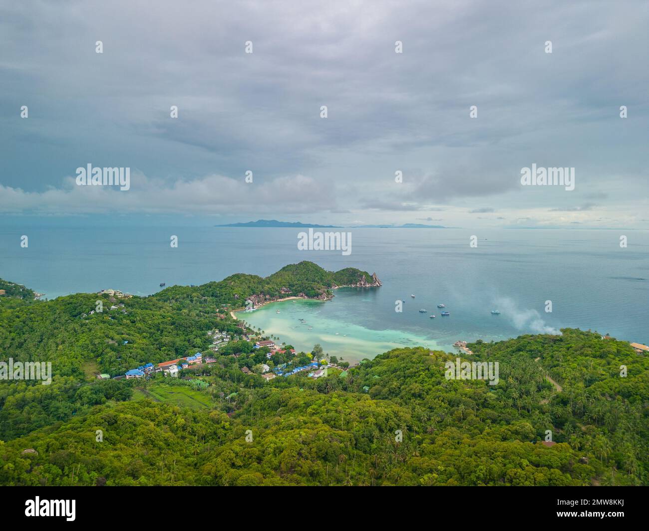 Ein Blick aus der Vogelperspektive auf die Chalok Baan Kao Bay in Koh Tao, Thailand Stockfoto