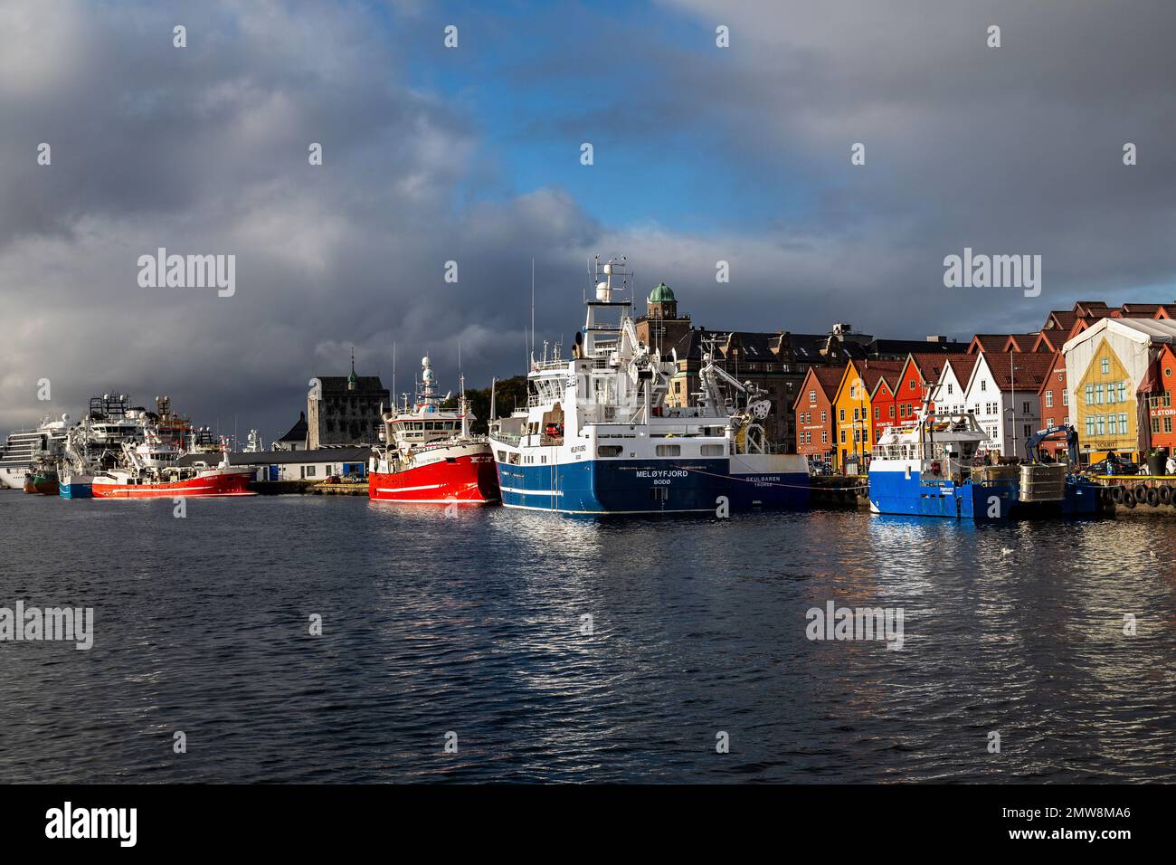 Fischereifahrzeuge Meloyfjord (Meløyfjord), Brattskjaer (Brattskjær), Trondskjaer (Trondskjær) und Arbeitsboot Froygutt (Frøygutt) im historischen Bryggen Stockfoto