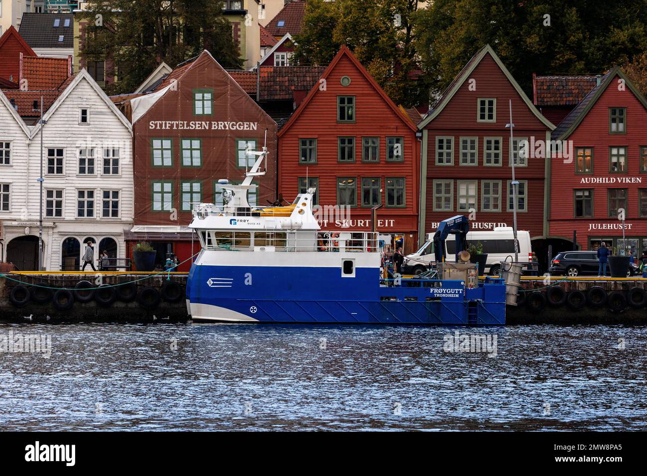 Angeln und Arbeitsboot Froygutt (Frøygutt) am historischen Bryggen Quay im Hafen von Bergen, Norwegen. Stockfoto