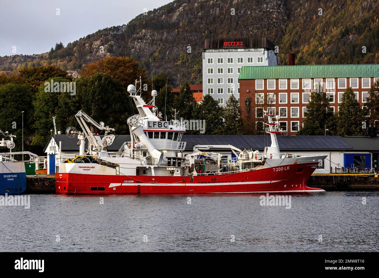 Fischereifahrzeug Trondskjaer (Trondskjær) am Bradbenken Quay, im Hafen von Bergen, Norwegen. Stockfoto