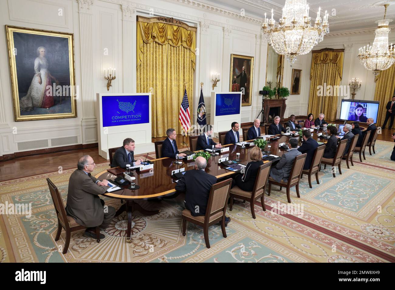 US-Präsident Joe Biden, Center, Er beruft am 1. Februar 2023 im East Room des Weißen Hauses in Washington, DC, eine Sitzung seines Wettbewerbsrats ein, um über die Fortschritte seiner Regierung bei der Stärkung des Wettbewerbs in der amerikanischen Wirtschaft und bei niedrigeren Preisen für das amerikanische Volk informiert zu werden. Kredit: Oliver Contreras/Pool über CNP Stockfoto