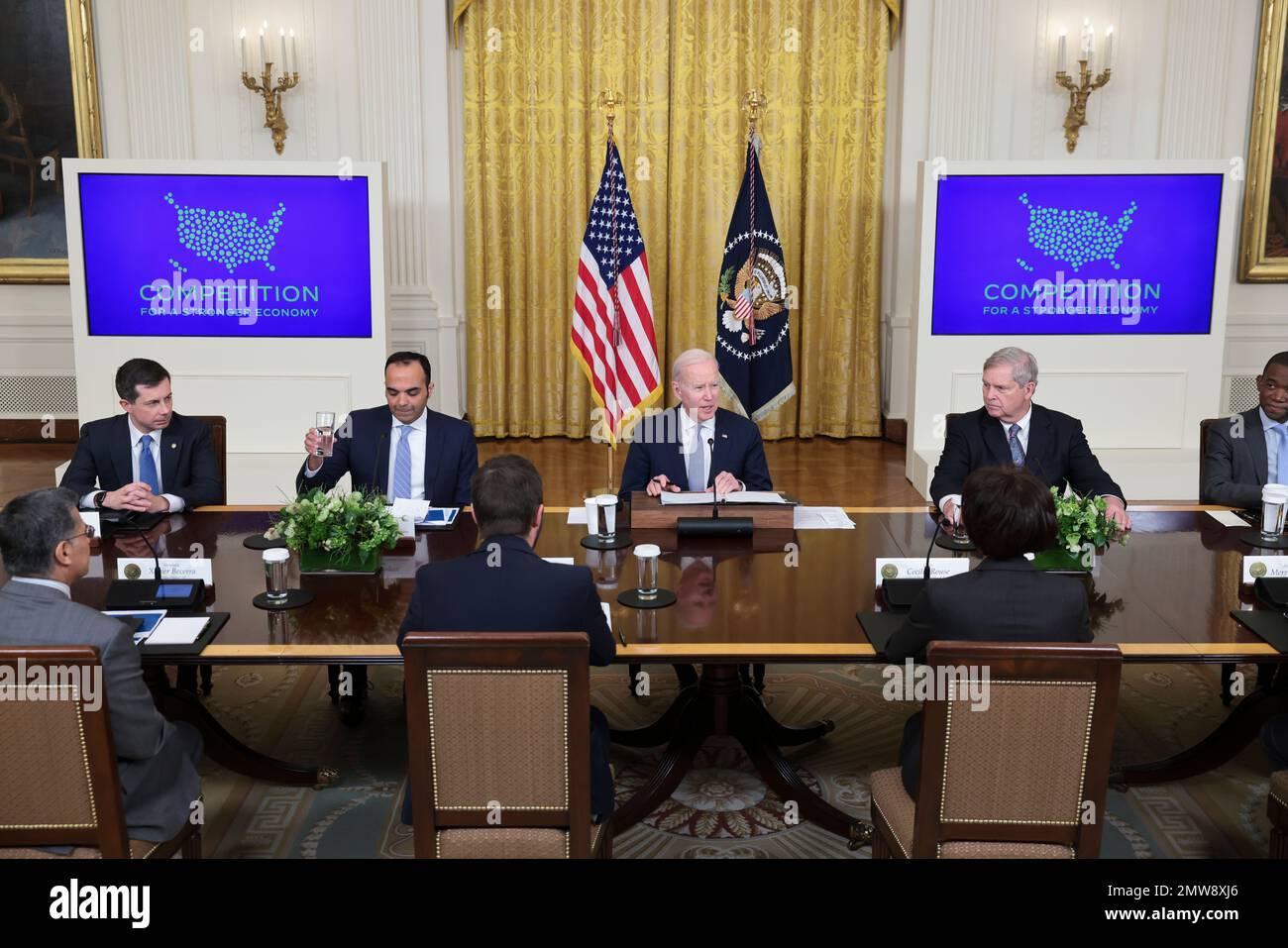 US-Präsident Joe Biden, Center, Er beruft am 1. Februar 2023 im East Room des Weißen Hauses in Washington, DC, eine Sitzung seines Wettbewerbsrats ein, um über die Fortschritte seiner Regierung bei der Stärkung des Wettbewerbs in der amerikanischen Wirtschaft und bei niedrigeren Preisen für das amerikanische Volk informiert zu werden. Kredit: Oliver Contreras/Pool über CNP Stockfoto