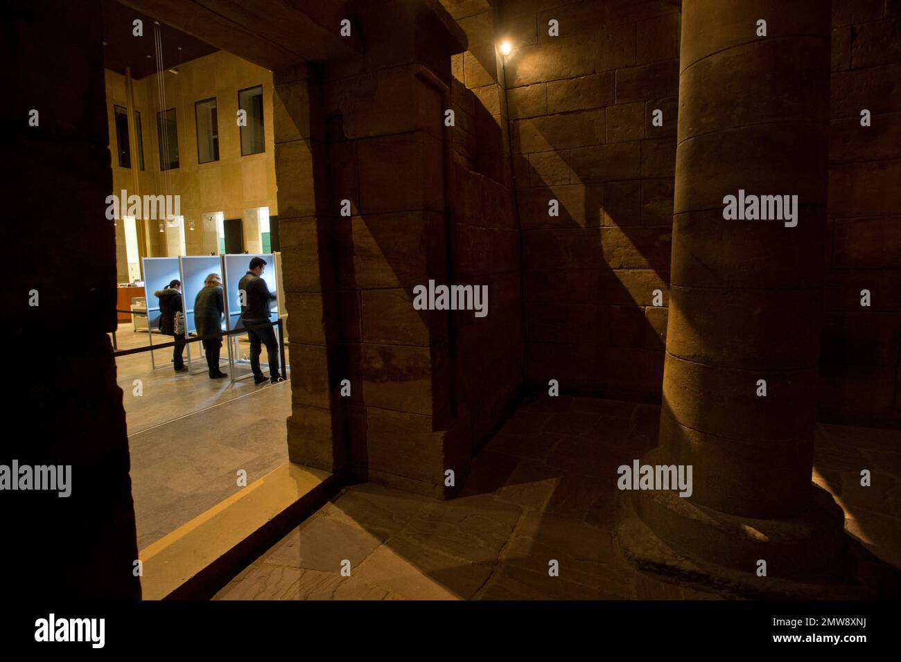 People fill out ballot forms in voting booths, seen from the interior of the ancient Egyptian temple of Taffeh, at the Rijksmuseum van Oudheden or National Museum of Antiquities, in Leiden, Netherlands, Wednesday, March 15, 2017. Amid unprecedented international attention, the Dutch go to the polls Wednesday in a parliamentary election that is seen as a bellwether for the future of populism in a year of crucial votes in Europe. (AP Photo/Peter Dejong) Stockfoto