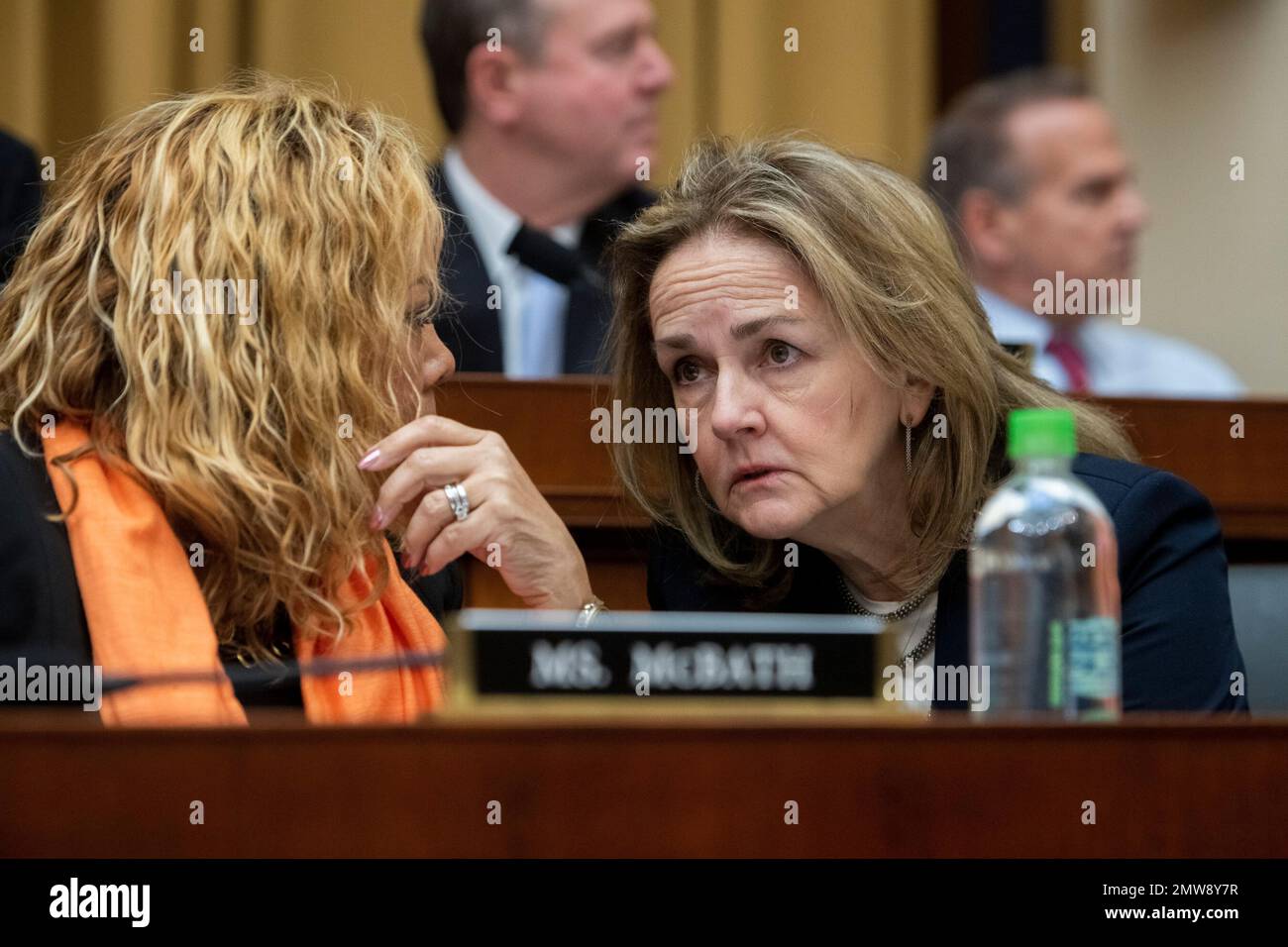 Washington, Vereinigte Staaten. 01. Februar 2023. Die Vertreterin der Vereinigten Staaten Lucy McBath (Demokratische Partei Georgiens), Left, und die Vertreterin der Vereinigten Staaten Madeleine Dean (Demokratische Partei Pennsylvania), Right, unterhalten sich während einer Anhörung des House Committee on the Judiciary Hearing âThe Biden Border Crisis: Part Iâ im Rayburn House Office Building in Washington, DC, Mittwoch, 1. Februar 2023. Kredit: Rod Lamkey/CNP/dpa/Alamy Live News Stockfoto